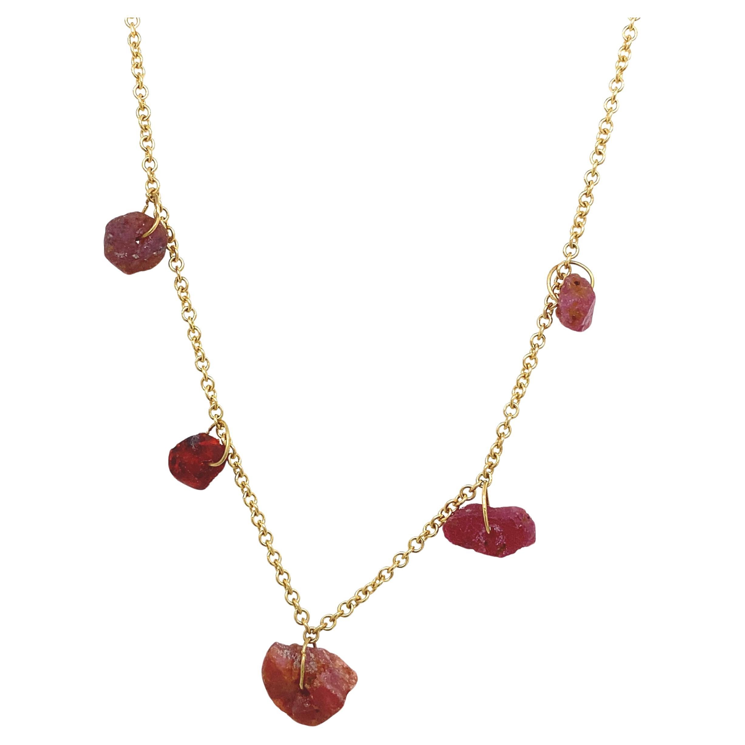 8,40 Karat Halskette mit 5 natürlichen Rubinen aus 18 Karat Gelbgold im Angebot