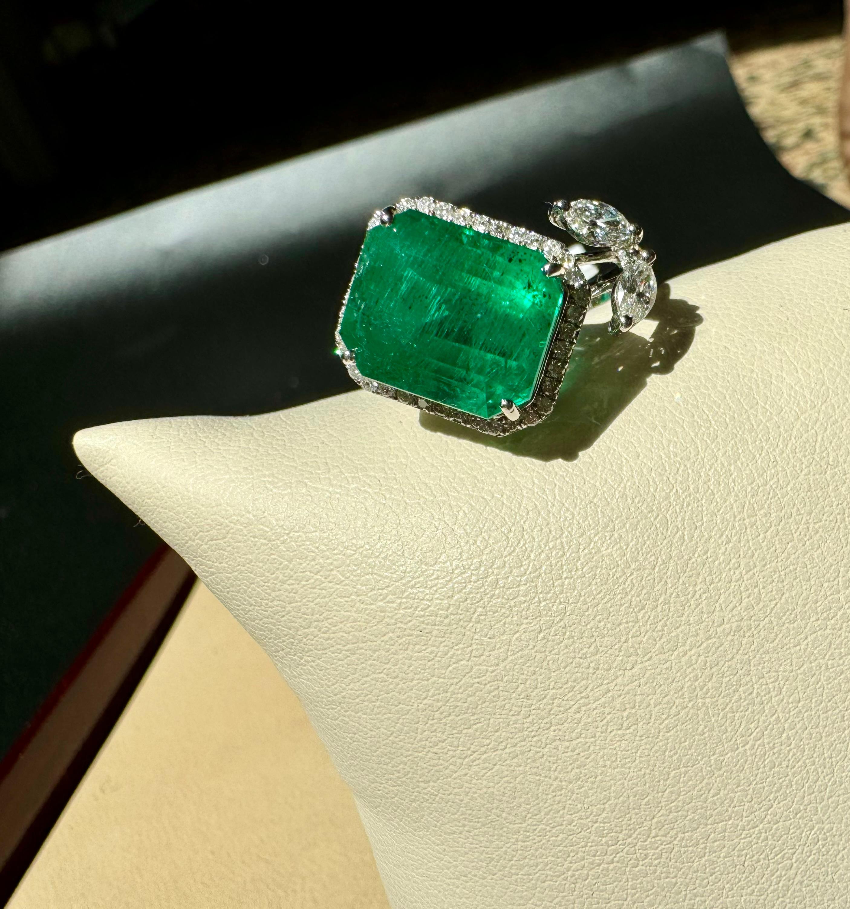 8.41 Ct Emerald Cut Emerald & 0.53 Ct Diamond Bypass Ring in 18 Kt Gold Size 6.5 For Sale 6
