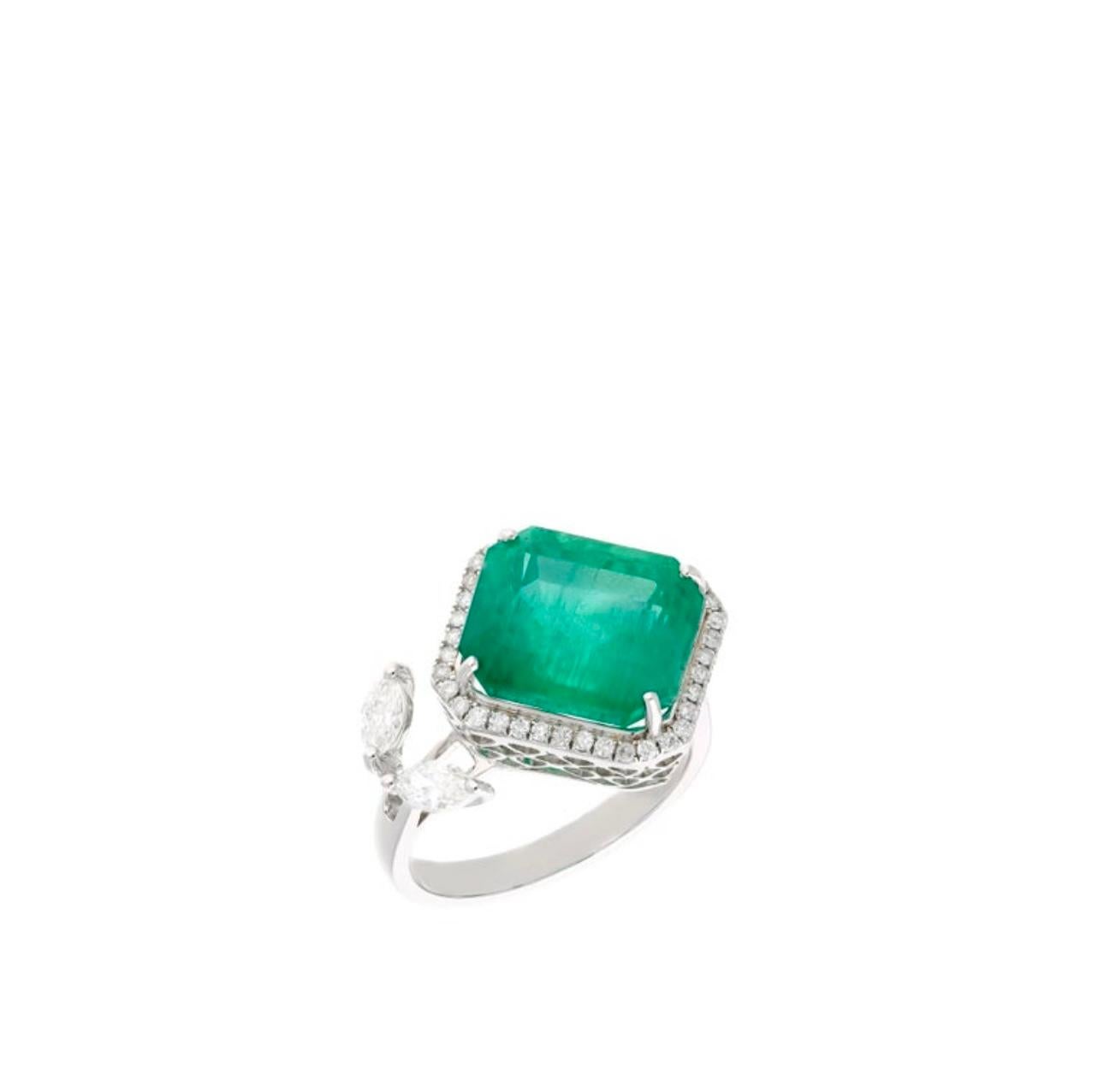 8.41 Ct Emerald Cut Emerald & 0.53 Ct Diamond Bypass Ring in 18 Kt Gold Size 6.5 In New Condition For Sale In New York, NY