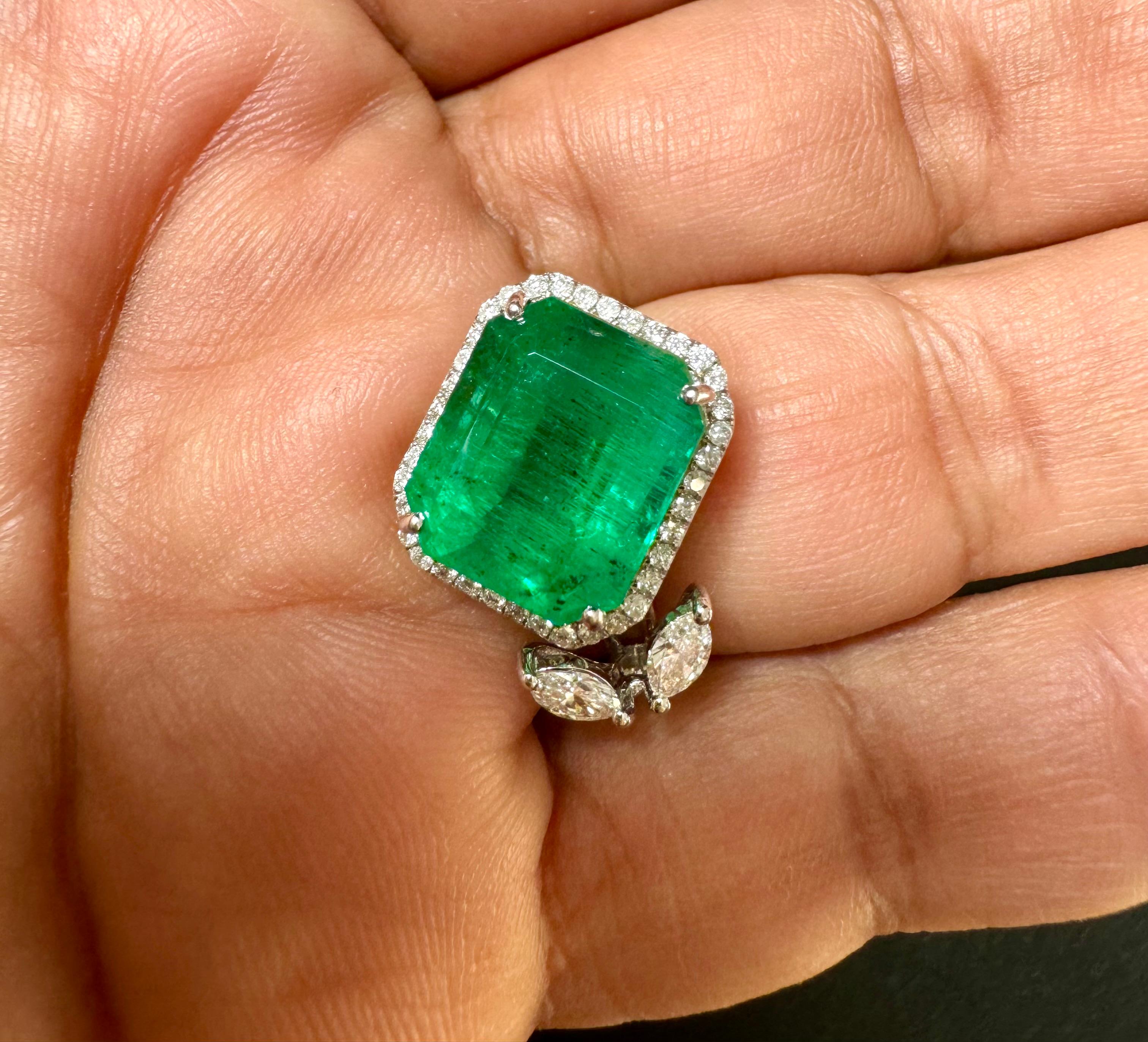 Women's 8.41 Ct Emerald Cut Emerald & 0.53 Ct Diamond Bypass Ring in 18 Kt Gold Size 6.5 For Sale