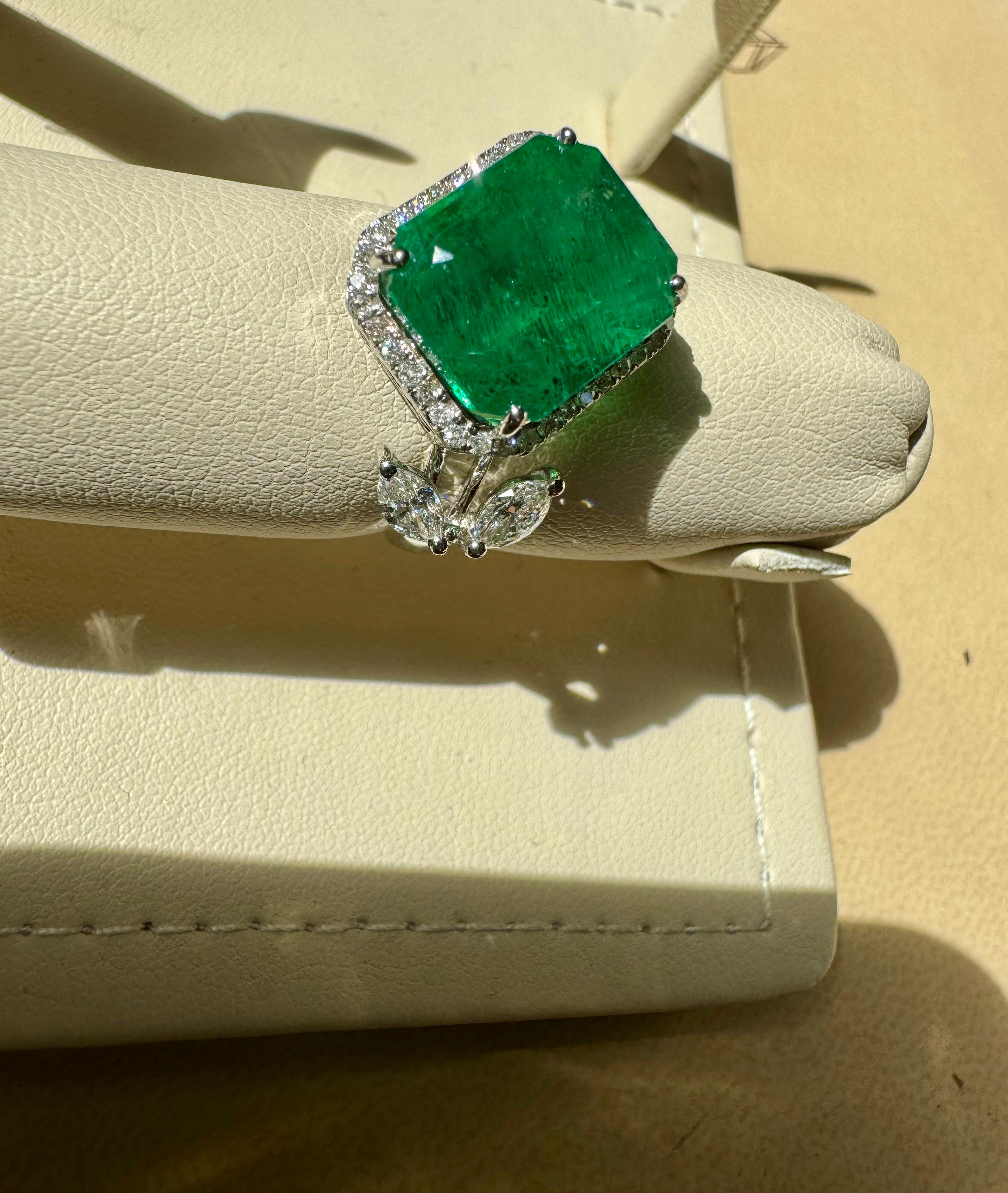 8.41 Ct Emerald Cut Emerald & 0.53 Ct Diamond Bypass Ring in 18 Kt Gold Size 6.5 For Sale 1
