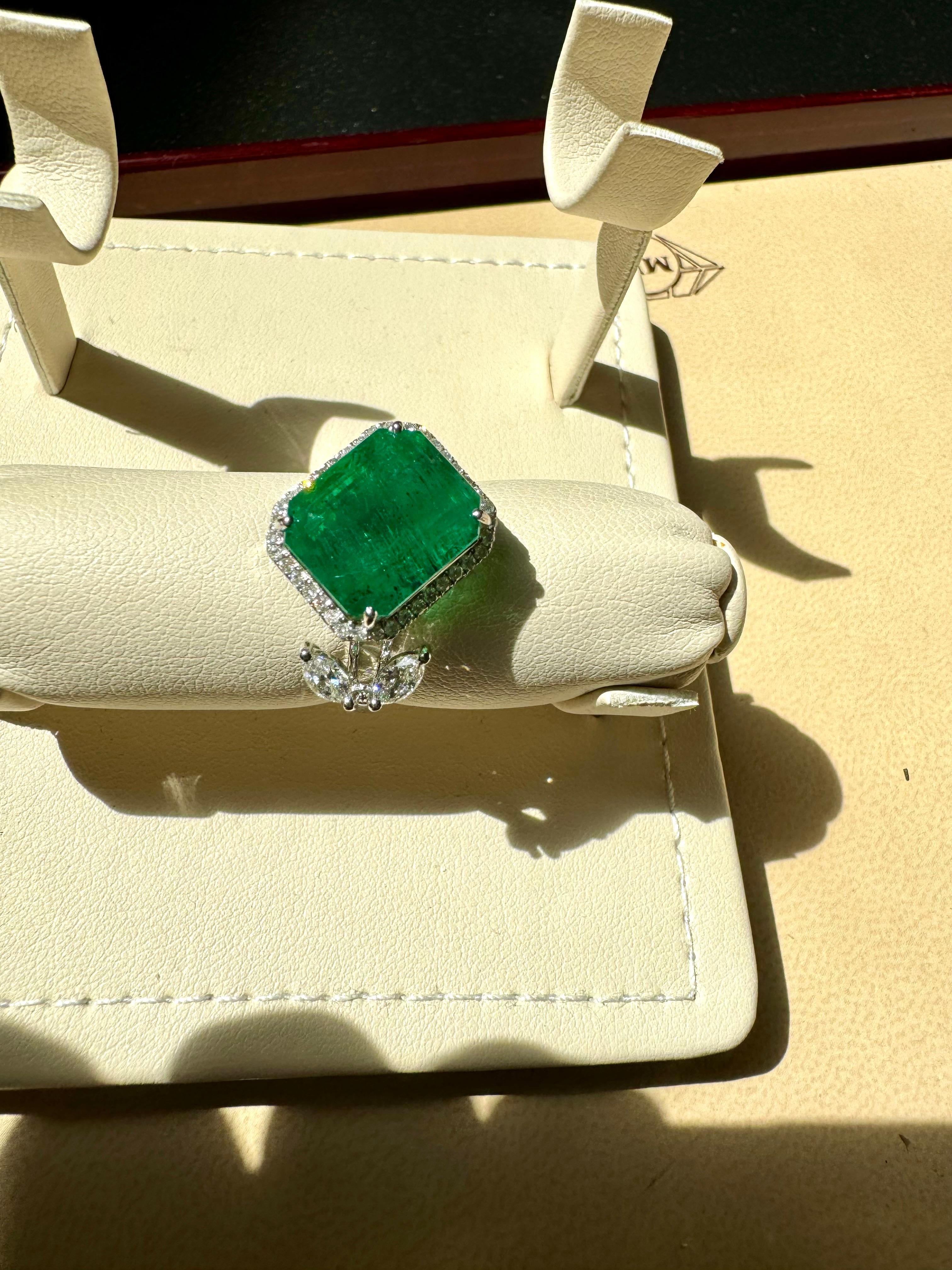 8.41 Ct Emerald Cut Emerald & 0.53 Ct Diamond Bypass Ring in 18 Kt Gold Size 6.5 For Sale 2