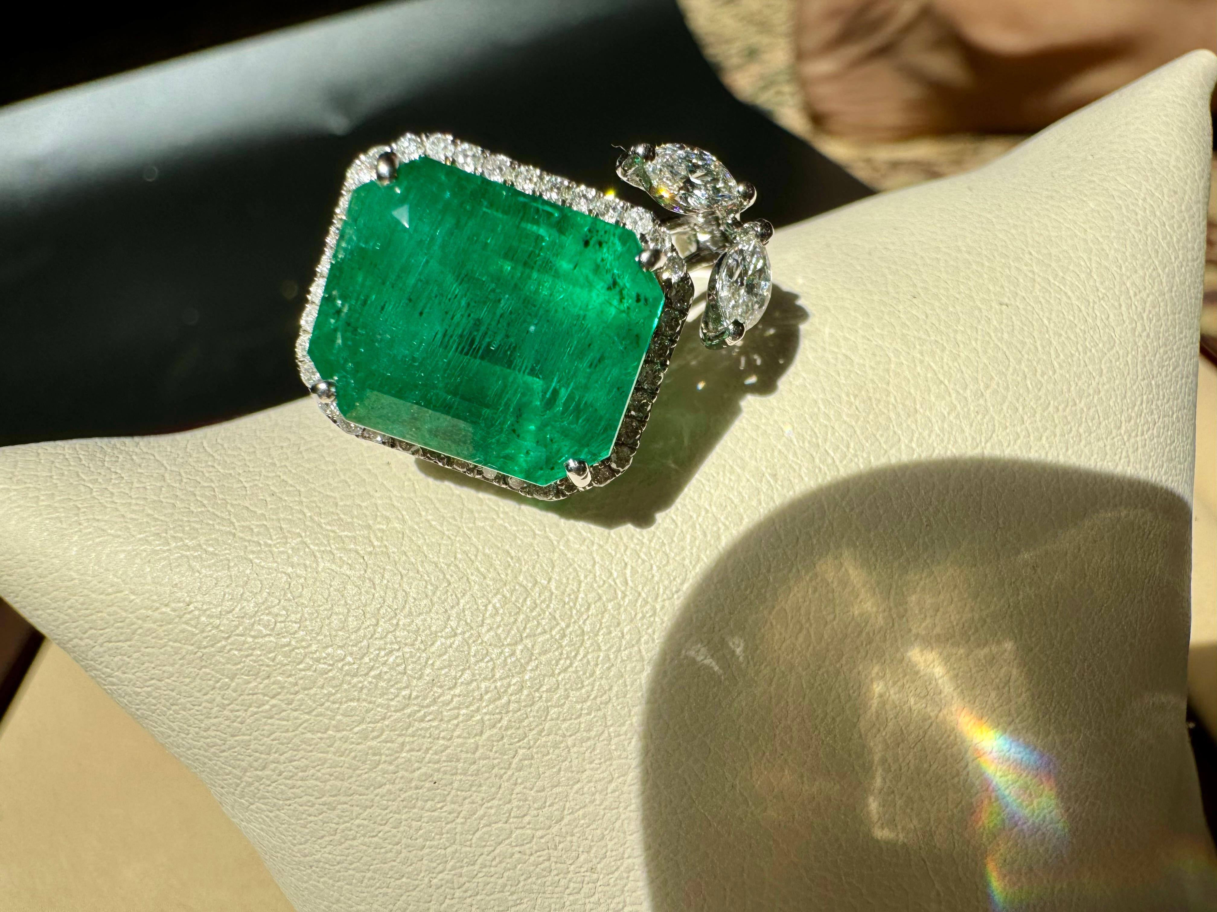 8.41 Ct Emerald Cut Emerald & 0.53 Ct Diamond Bypass Ring in 18 Kt Gold Size 6.5 For Sale 5