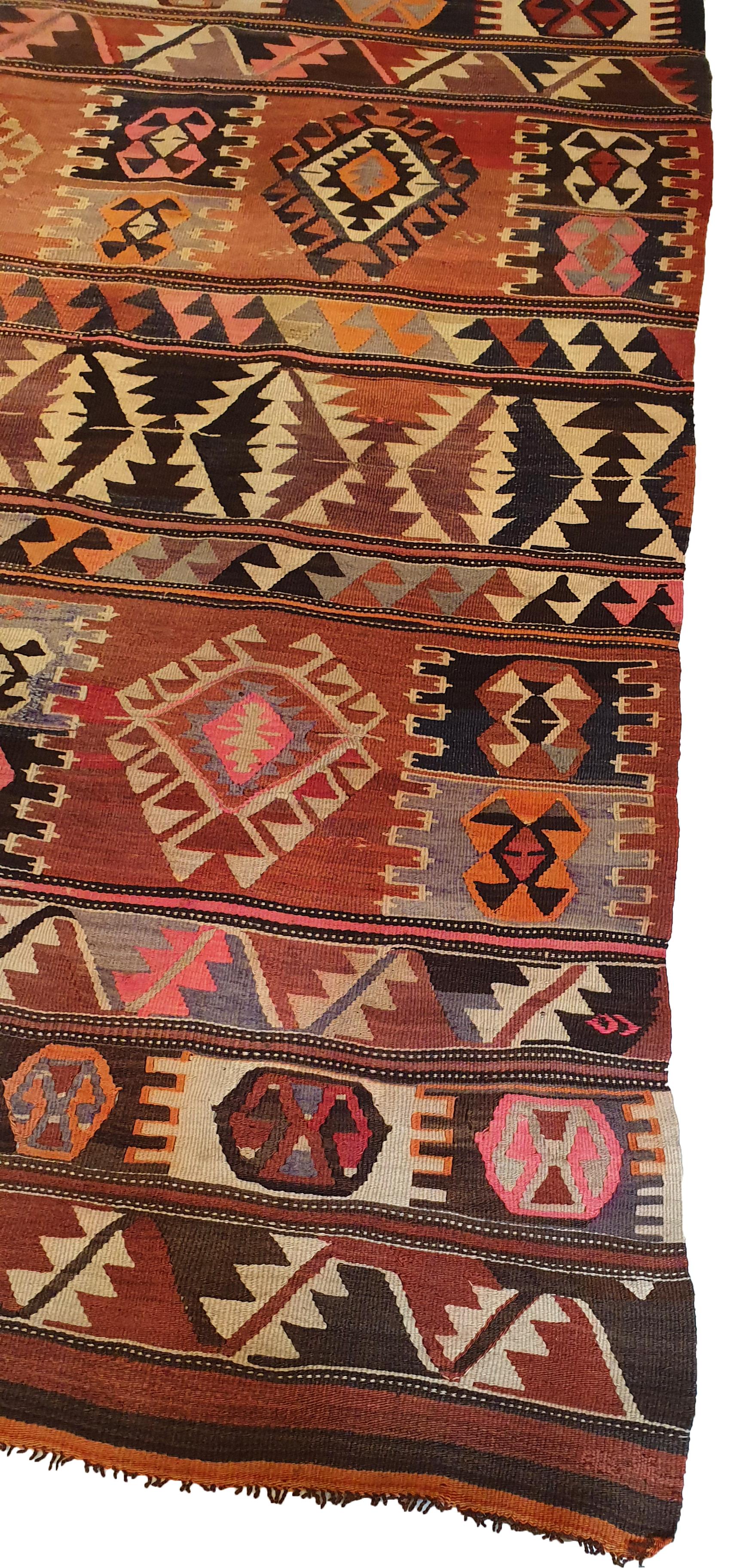842 - Beautiful Kilim with Tribal Design 'Shahsavan' In Excellent Condition For Sale In Paris, FR