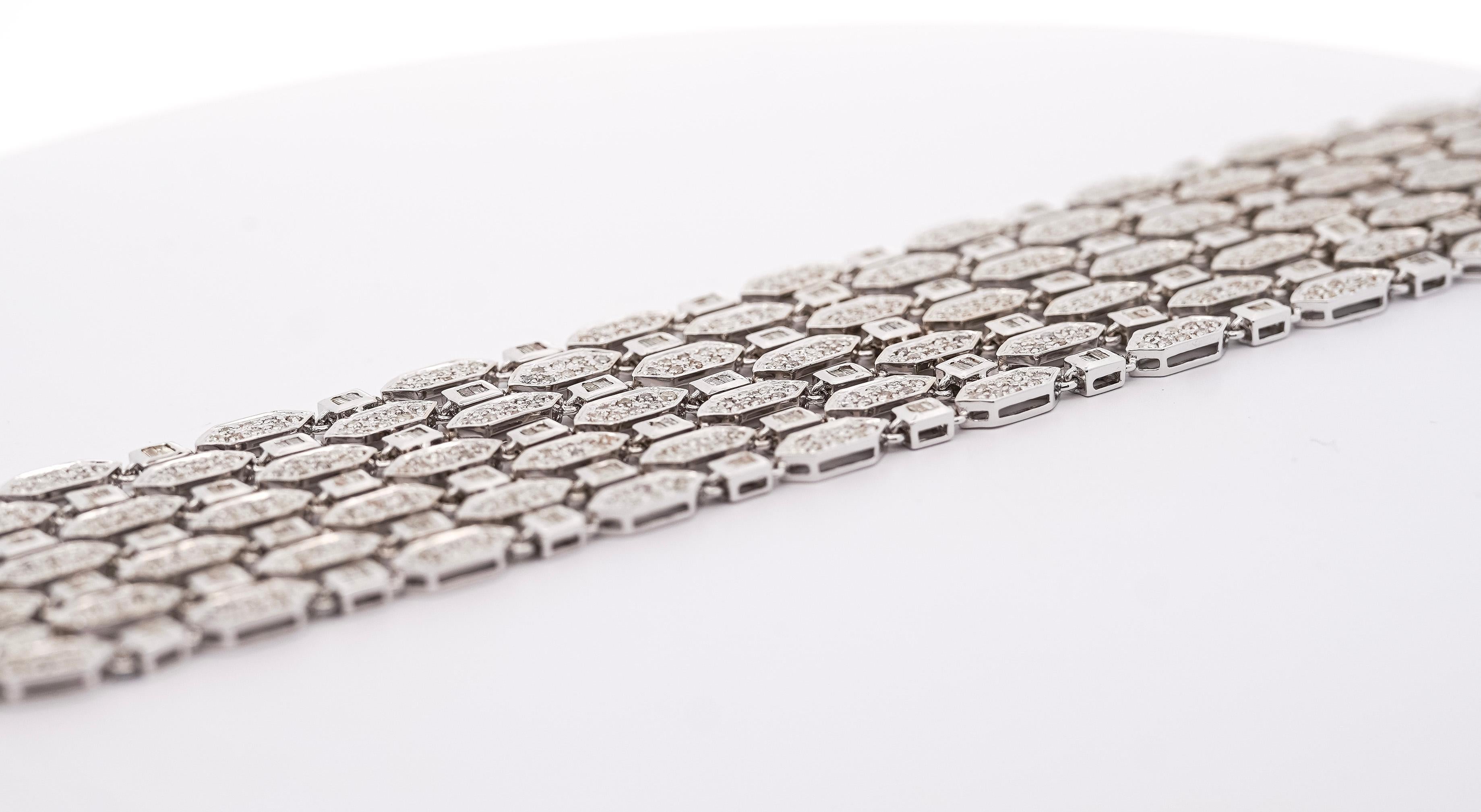 Bracelet à 7 rangs de diamants de 8,42 carats. Orné de 664 diamants ronds et de 168 diamants baguettes, sertis sur lunette, de couleur H-1 et de pureté SI2-I2. Le bracelet mesure 1,3 pouce de largeur et 7,75 pouces de longueur. Le bracelet est serti