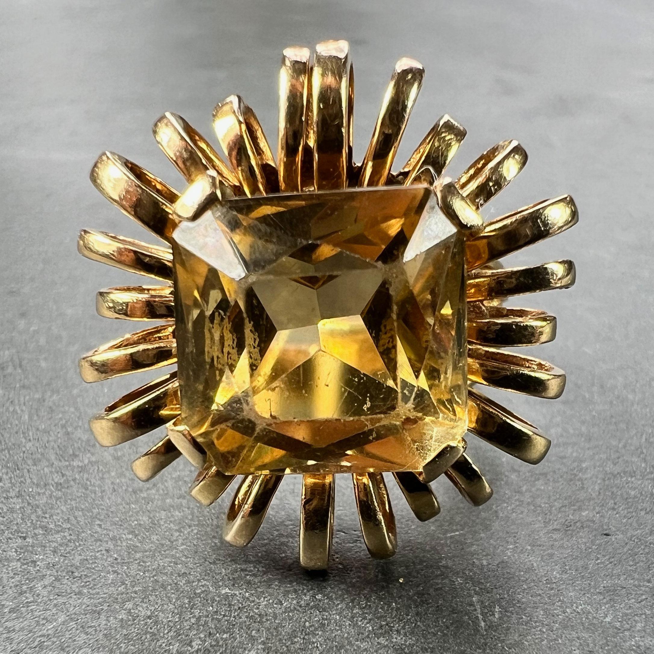 Bague de cocktail Retro en or jaune 18 carats (18K), sertie d'une citrine de taille carrée mesurant 11,1 x 11,5 x 8,3 mm avec un poids approximatif de 8,42 carats sur une monture en fil de fer cannelé. La citrine est entourée d'un halo d'or à