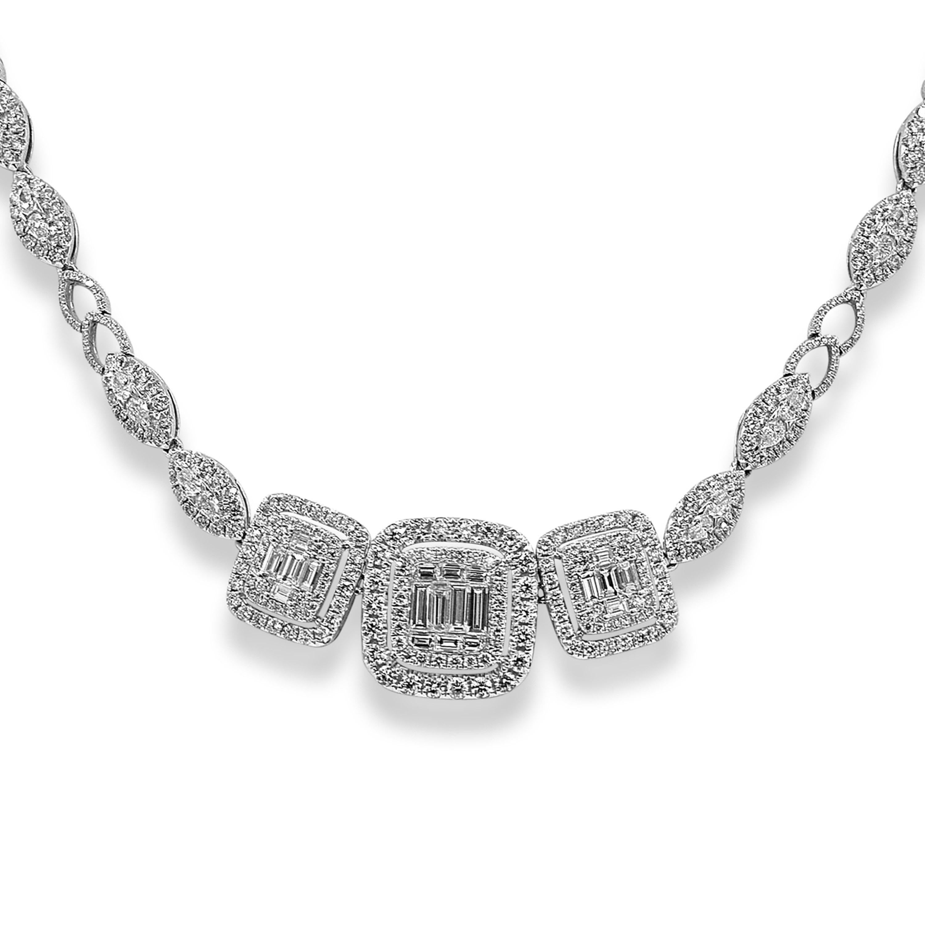 517 diamanti tondi bianchi: 5,51 Carati
20 diamanti taglio Peer: 1,3 Carati
20 Diamanti Baguette: 1,61 Carati
Metallo: Oro bianco 18 carati, 37,60 grammi
