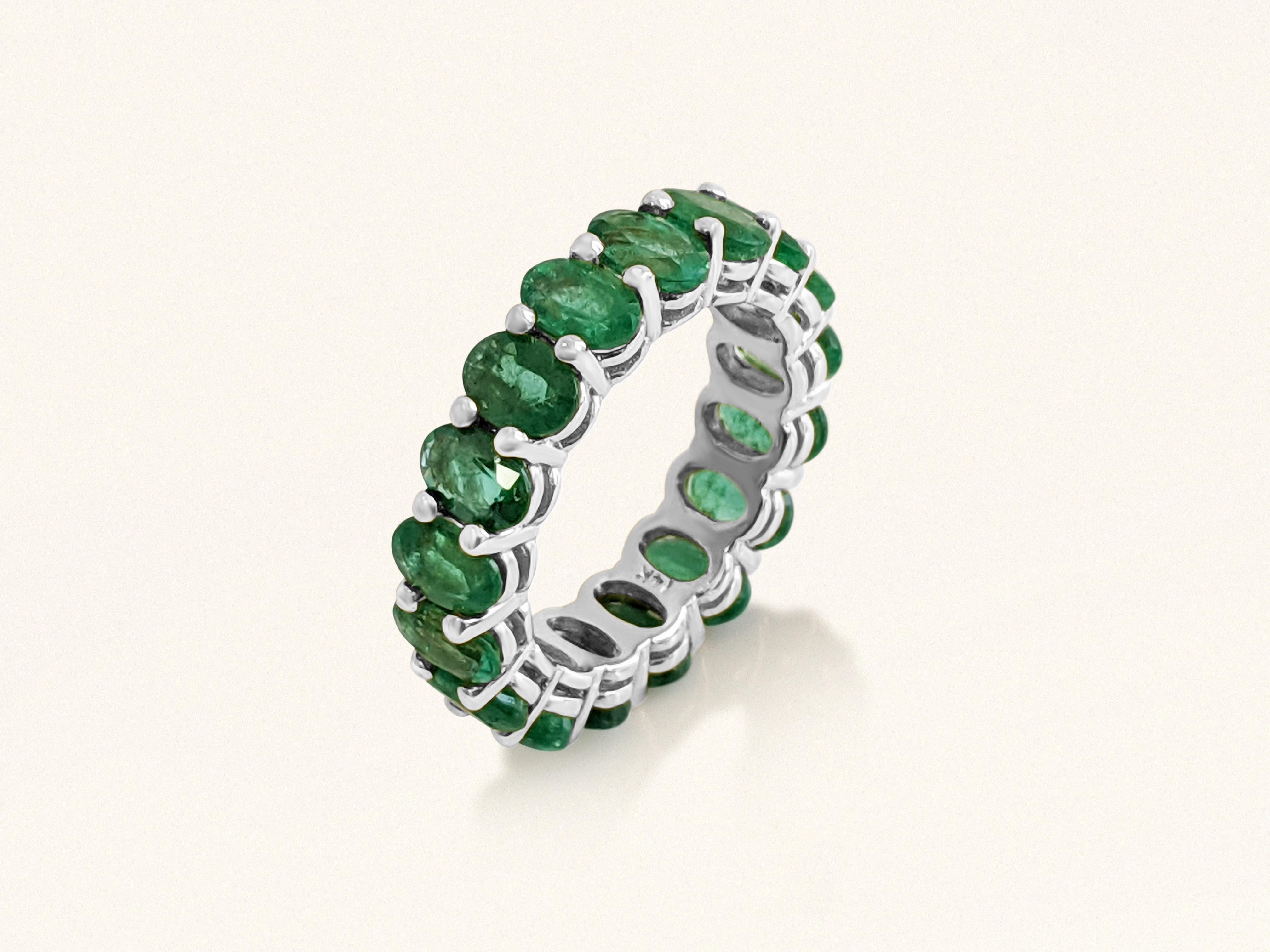  8.42 Carat Natural Emeralds Eternity Band In New Condition In Ramat Gan, IL