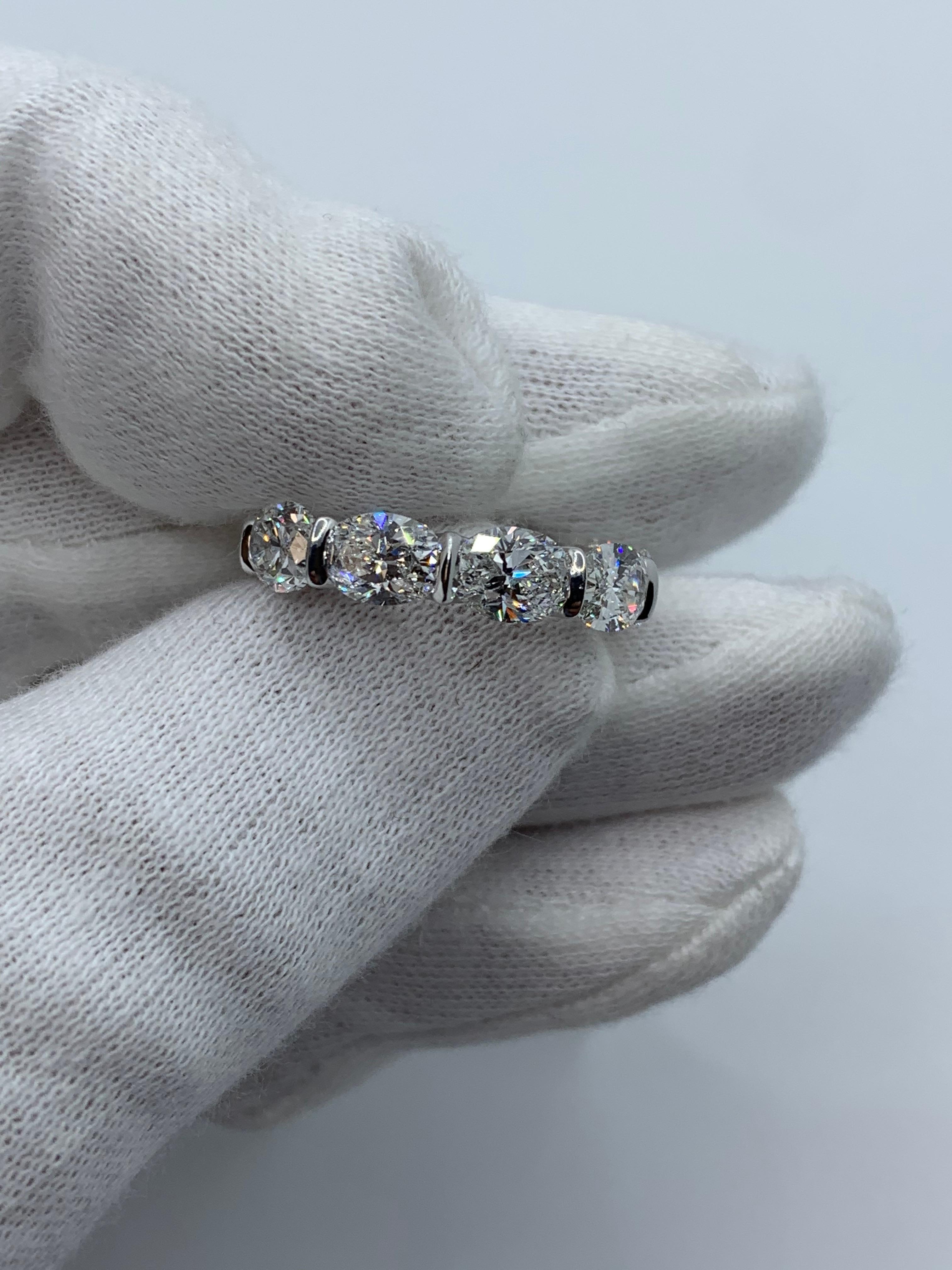 8,42 Karat Ovaler Diamant Horizont gefasster 'East-West' Ewigkeitsring (Ovalschliff) im Angebot