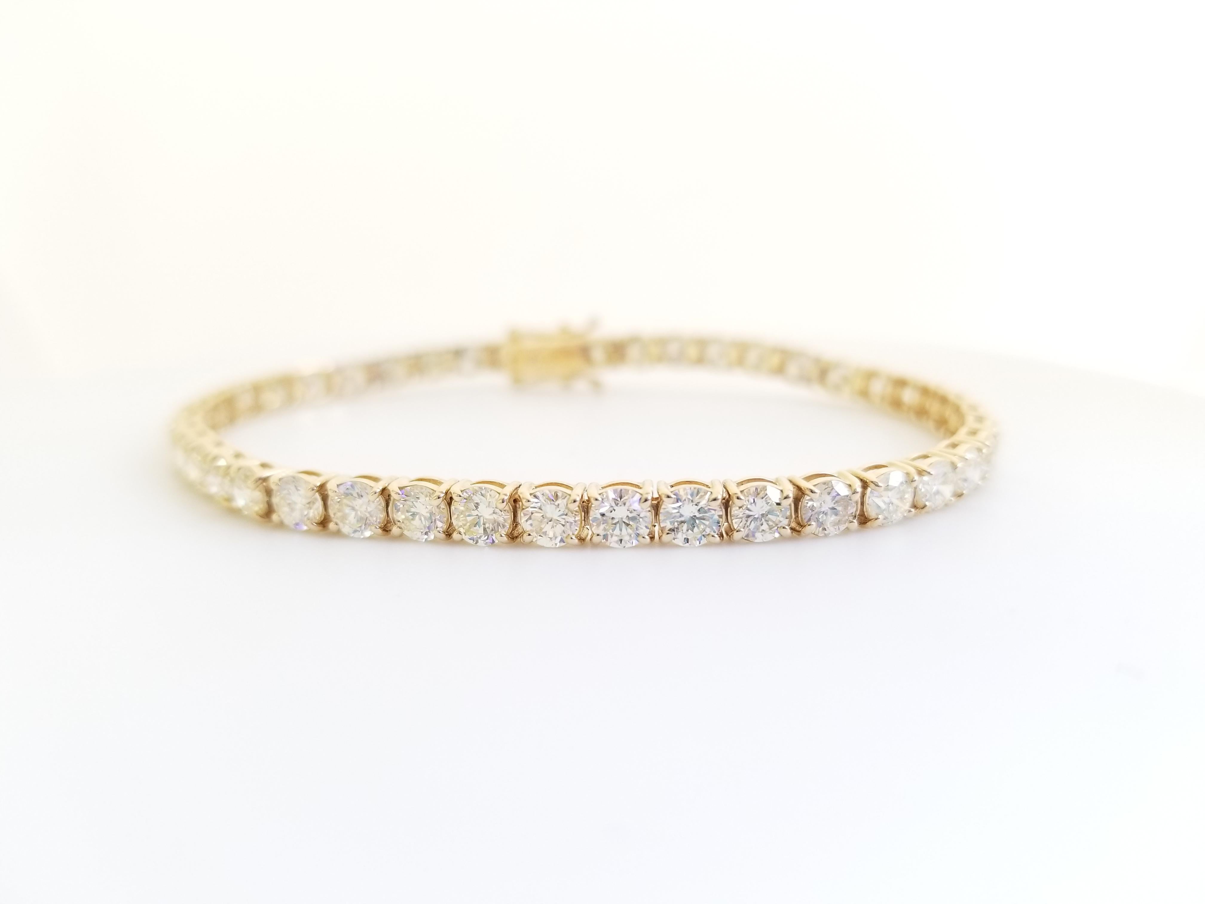 A quality tennis bracelet, containing 43 pcs of round-brilliant cut diamonds. set on 14k yellow gold. each stone is set in a classic four-prong style for maximum light brilliance. 7 inch length.