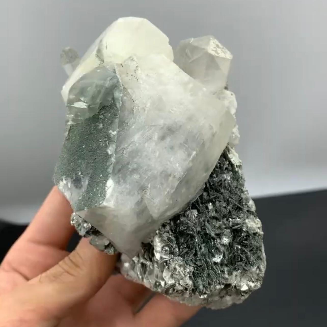 842 Grams Isometric Focal Crystal Of Calcite With Quartz On Mica From Pakistan In Excellent Condition For Sale In Peshawar, PK