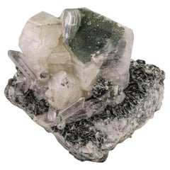 842 grammi di cristallo focale isometrico di calcite con quarzo su mica dal Pakistan