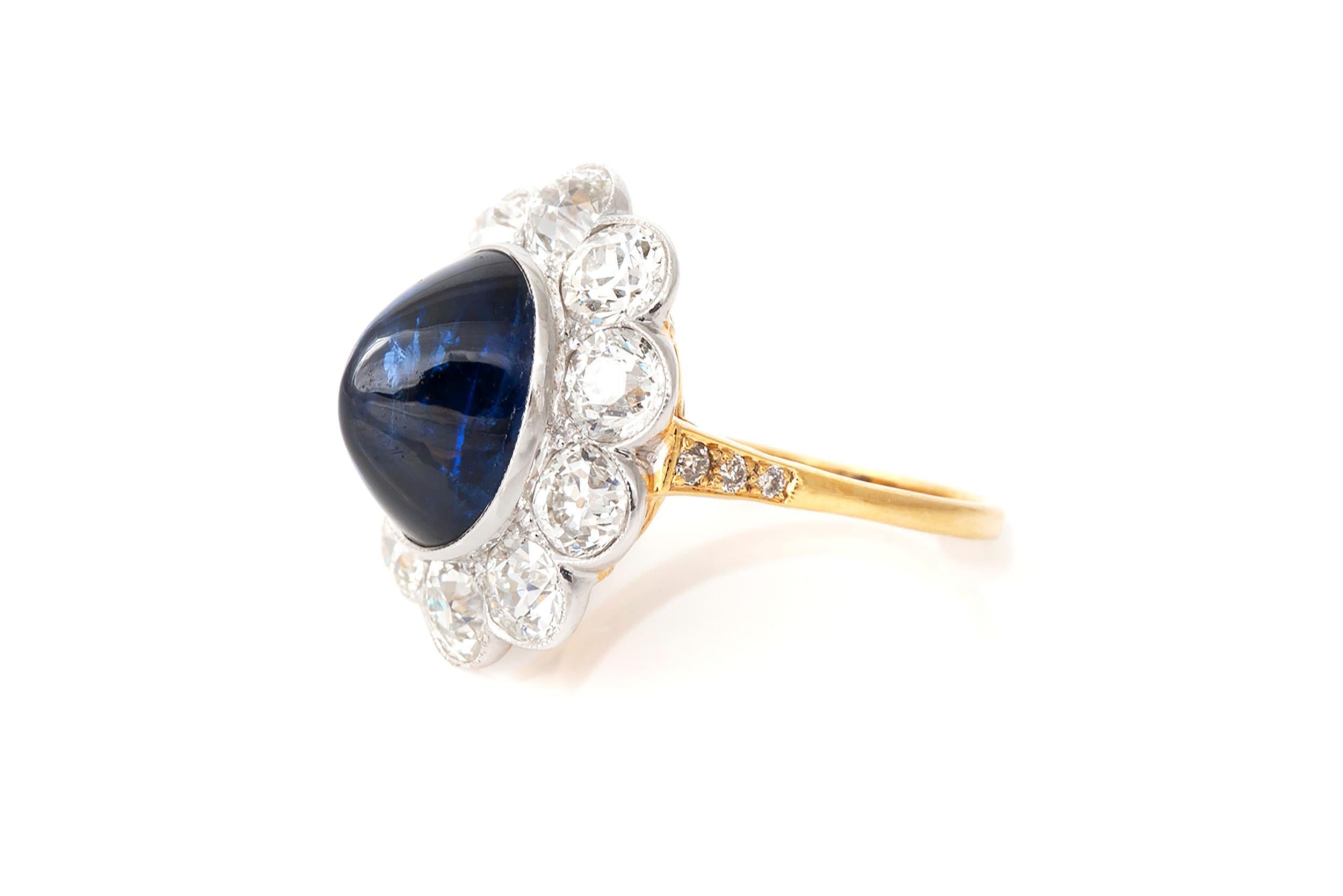 Fein gearbeitet aus Platin und 18 Karat Gelbgold mit einem Cabochon-Saphir von 8,43 Karat, akzentuiert durch Diamanten im alteuropäischen Schliff mit einem Gesamtgewicht von 4,23 Karat.
Größe 7, größenverstellbar