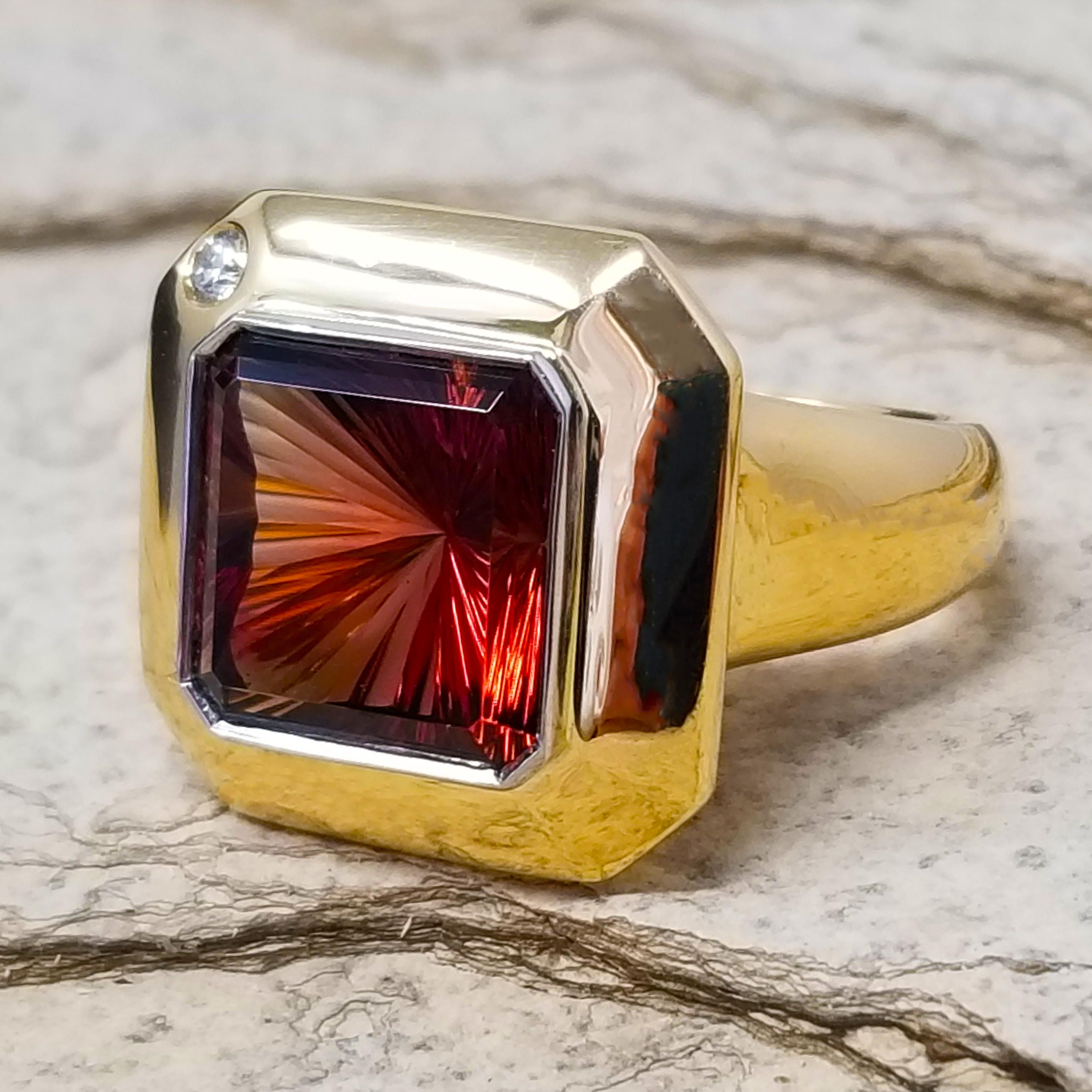 This singular Oregon Sunstone was cut by master craftsman Derek Katzenbach, who is known for his elegant and modern approach to gemstone design. The deep, coppery color and exquisite cut combine to gorgeous effect.

The bold 