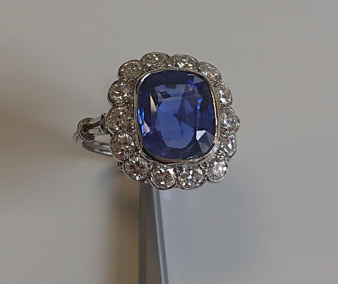 8.43 Carat Unheated Ceylon Sapphire Diamond and Platinum Cluster Ring In Excellent Condition In London, GB