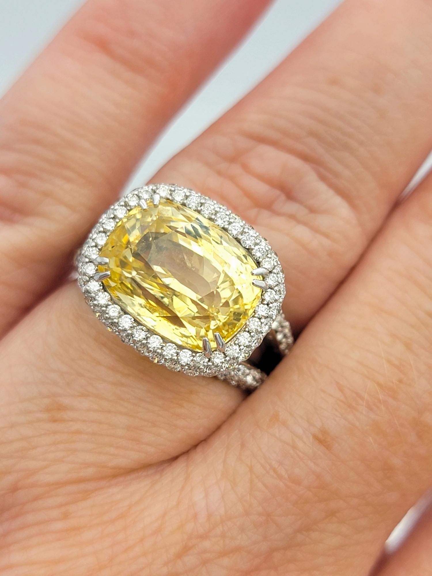 Bague cocktail en or blanc 18 carats avec saphir jaune de 8,43 carats et halo de diamants en vente 4