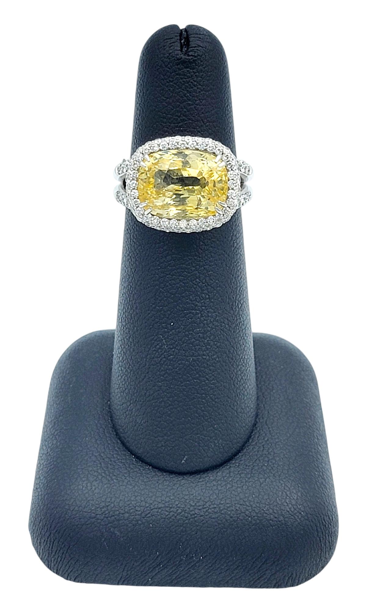 Bague cocktail en or blanc 18 carats avec saphir jaune de 8,43 carats et halo de diamants en vente 5