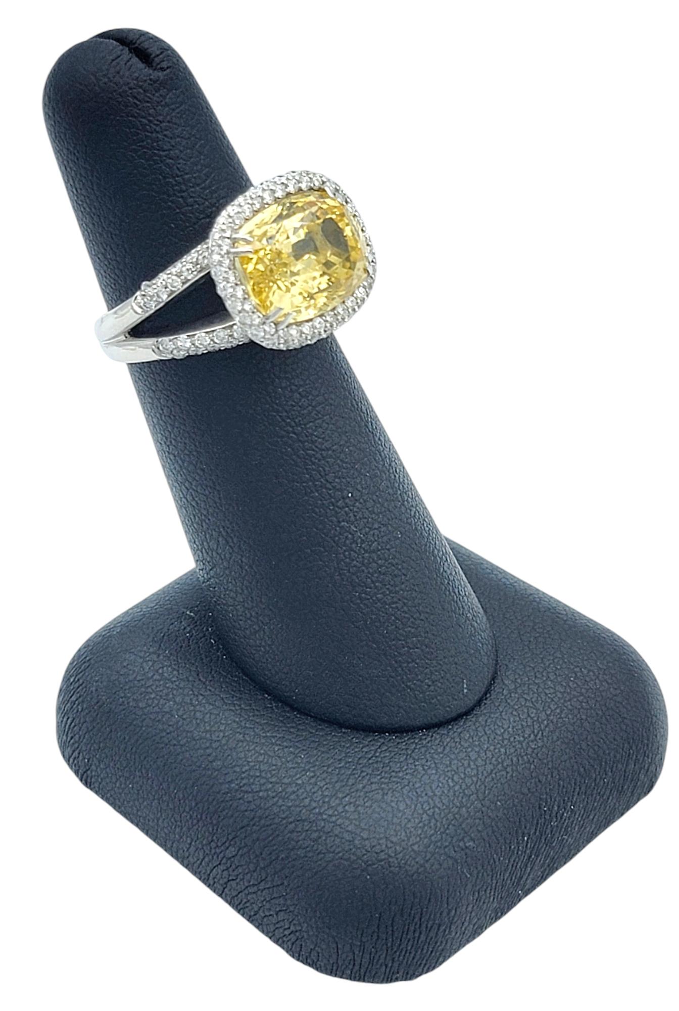 Bague cocktail en or blanc 18 carats avec saphir jaune de 8,43 carats et halo de diamants en vente 6