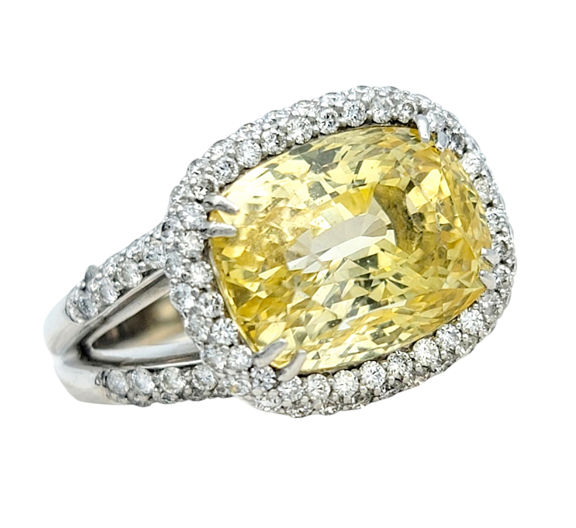 Taille de la bague : 5.5

Rayonnez de l'éclat doré de cette bague à couper le souffle, dont la pièce maîtresse est un saphir jaune rectangulaire de 8,43 carats taillé en coussin. La teinte vibrante du saphir attire instantanément le regard, évoquant