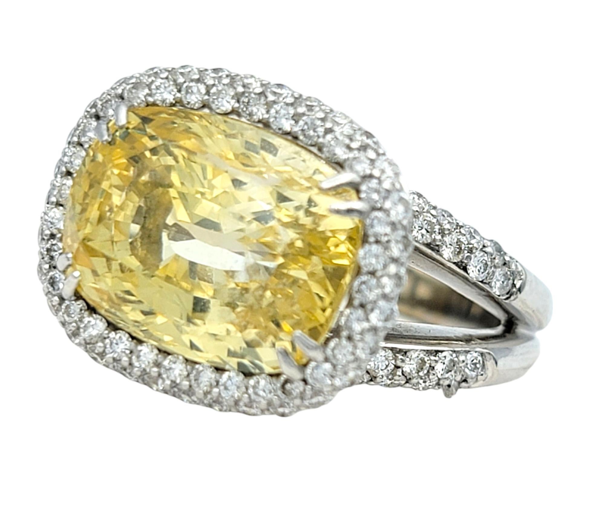 Contemporain Bague cocktail en or blanc 18 carats avec saphir jaune de 8,43 carats et halo de diamants en vente