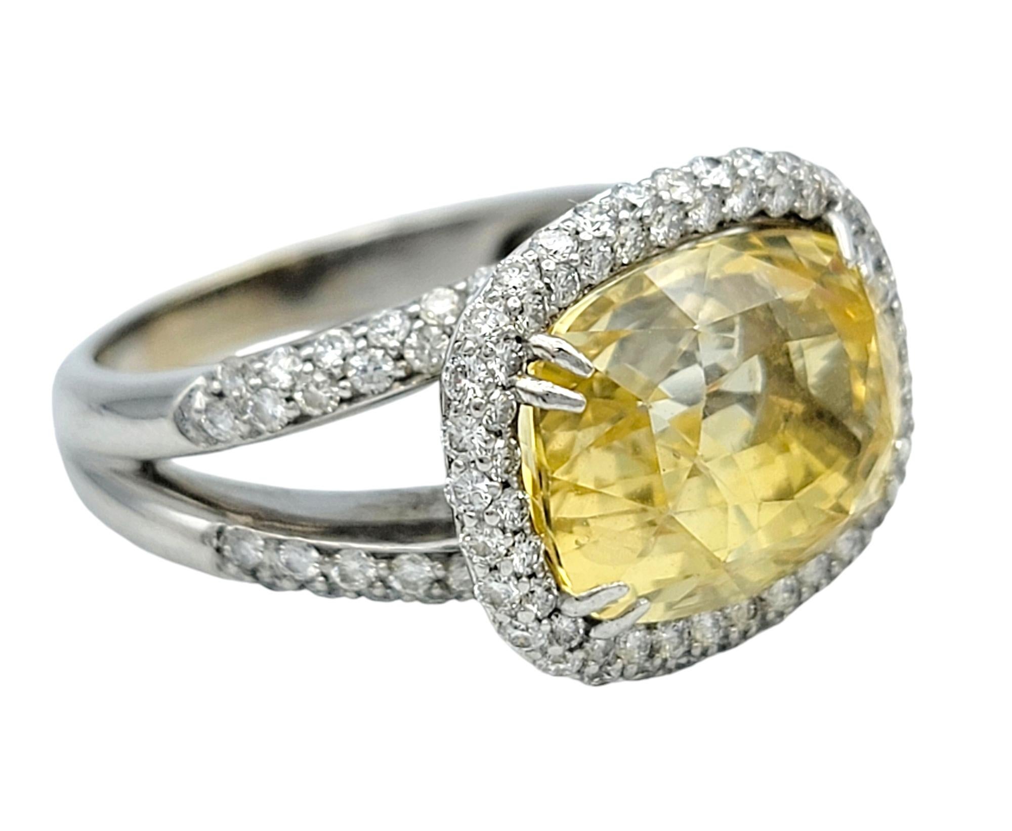 Taille coussin Bague cocktail en or blanc 18 carats avec saphir jaune de 8,43 carats et halo de diamants en vente