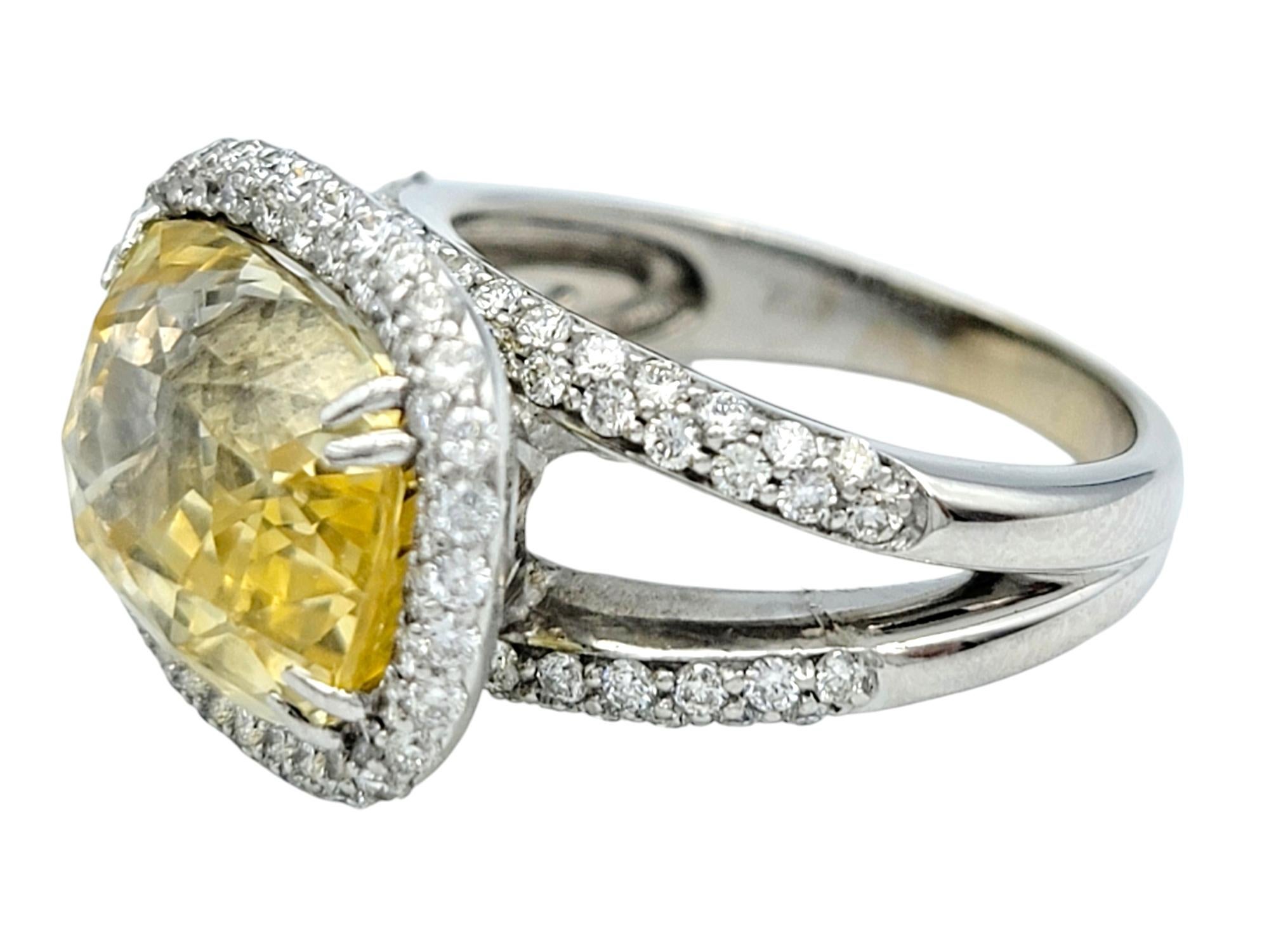 Bague cocktail en or blanc 18 carats avec saphir jaune de 8,43 carats et halo de diamants Bon état - En vente à Scottsdale, AZ