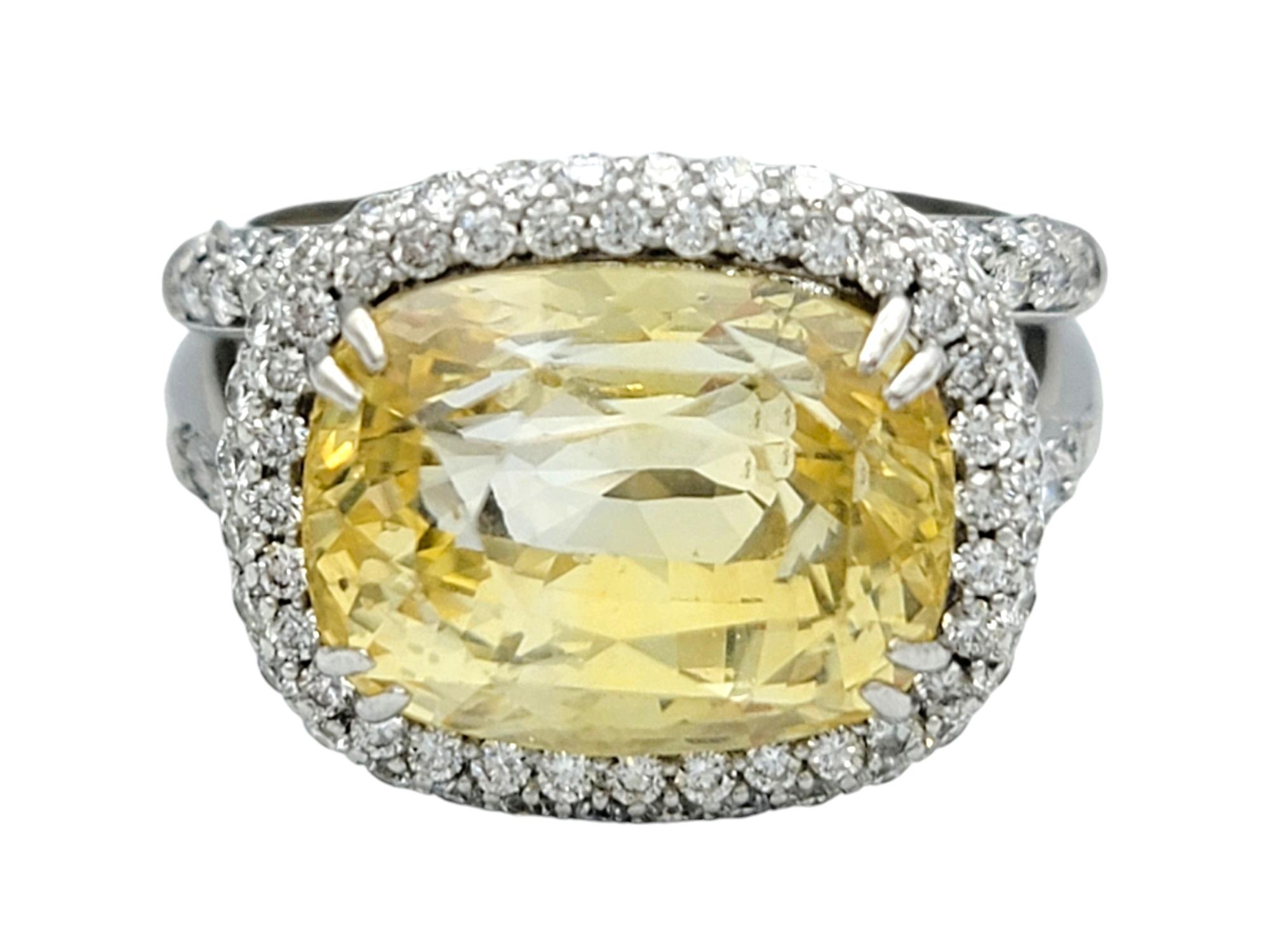 Bague cocktail en or blanc 18 carats avec saphir jaune de 8,43 carats et halo de diamants Pour femmes en vente