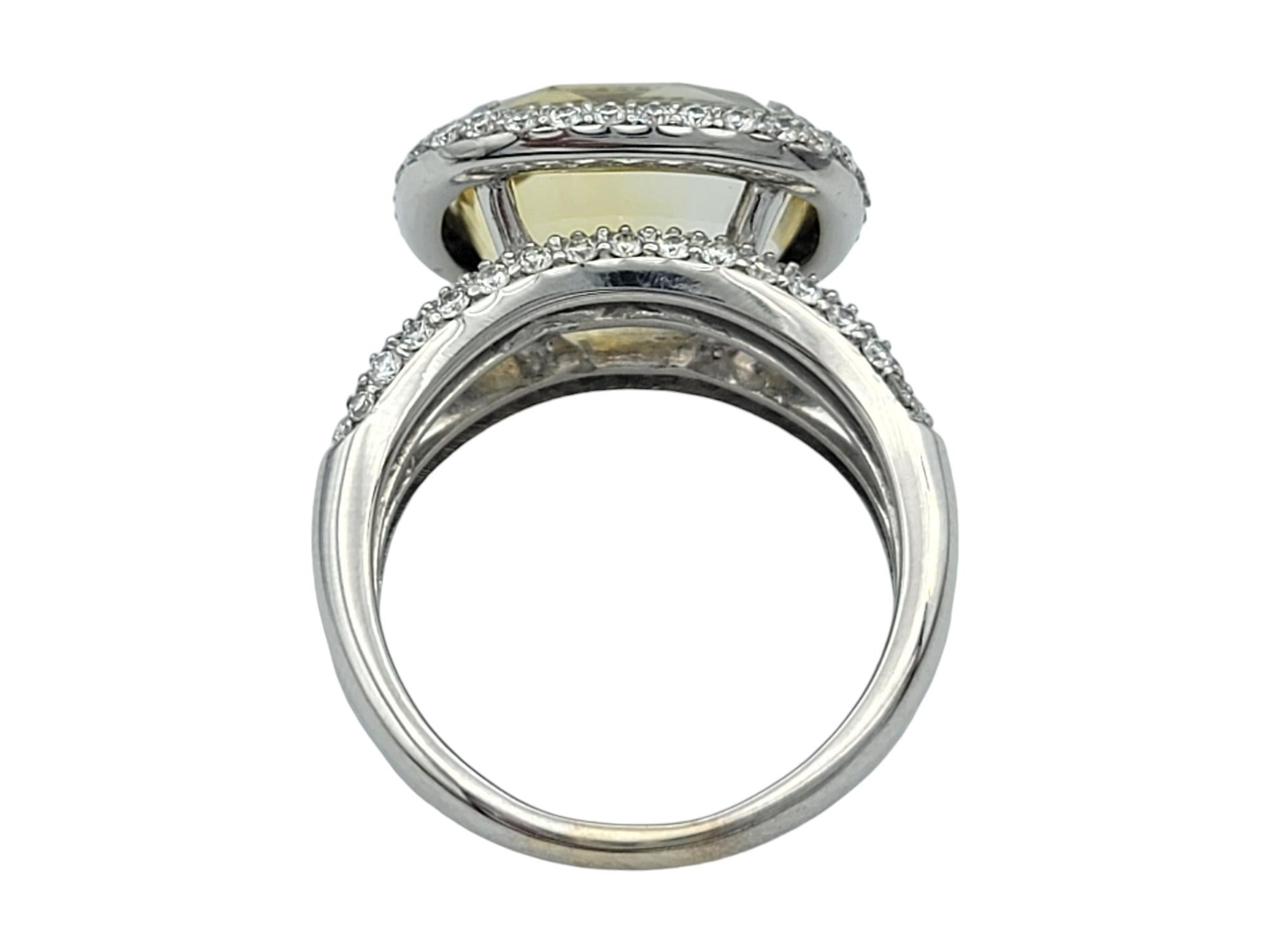 Bague cocktail en or blanc 18 carats avec saphir jaune de 8,43 carats et halo de diamants en vente 1