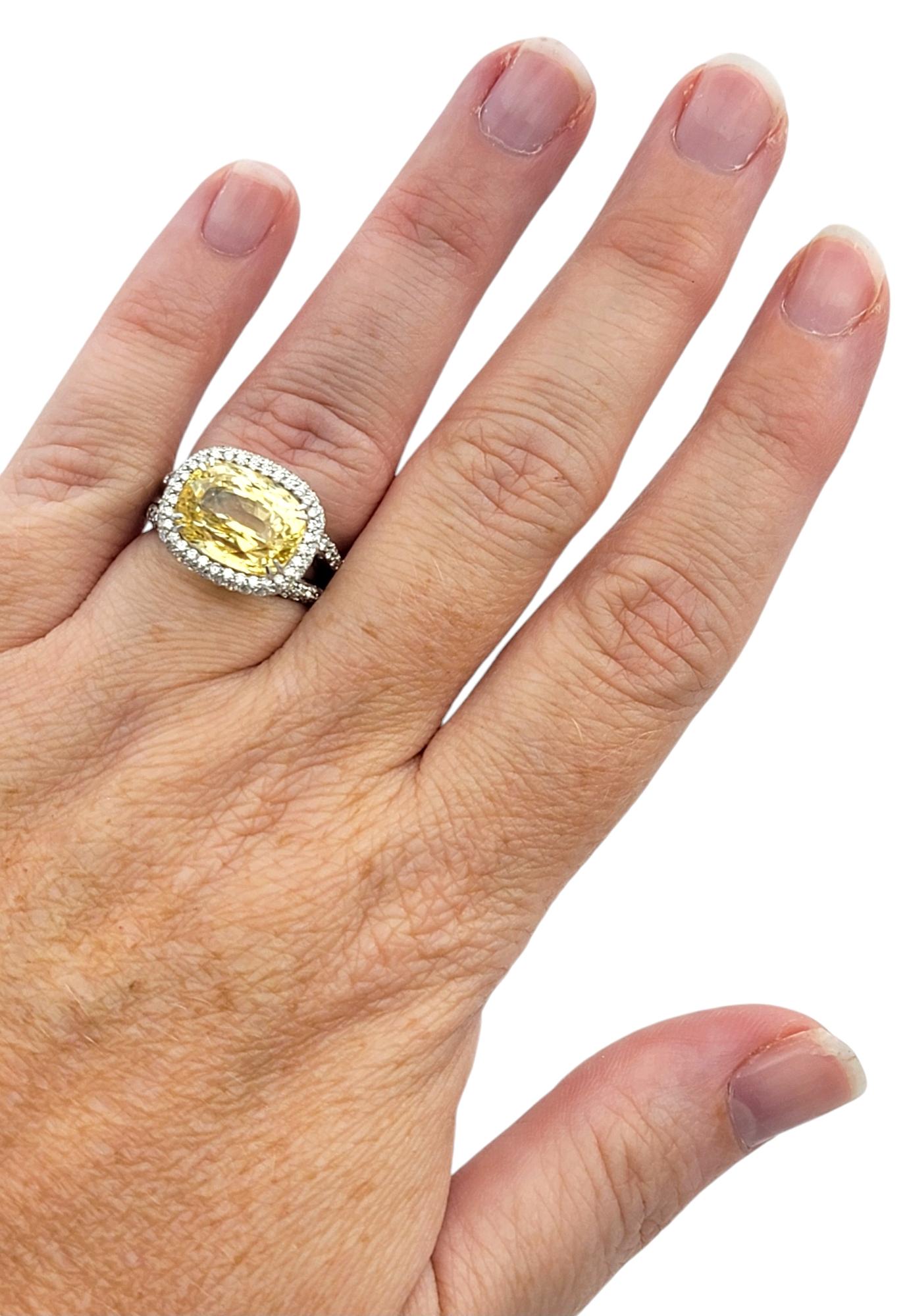 Bague cocktail en or blanc 18 carats avec saphir jaune de 8,43 carats et halo de diamants en vente 3