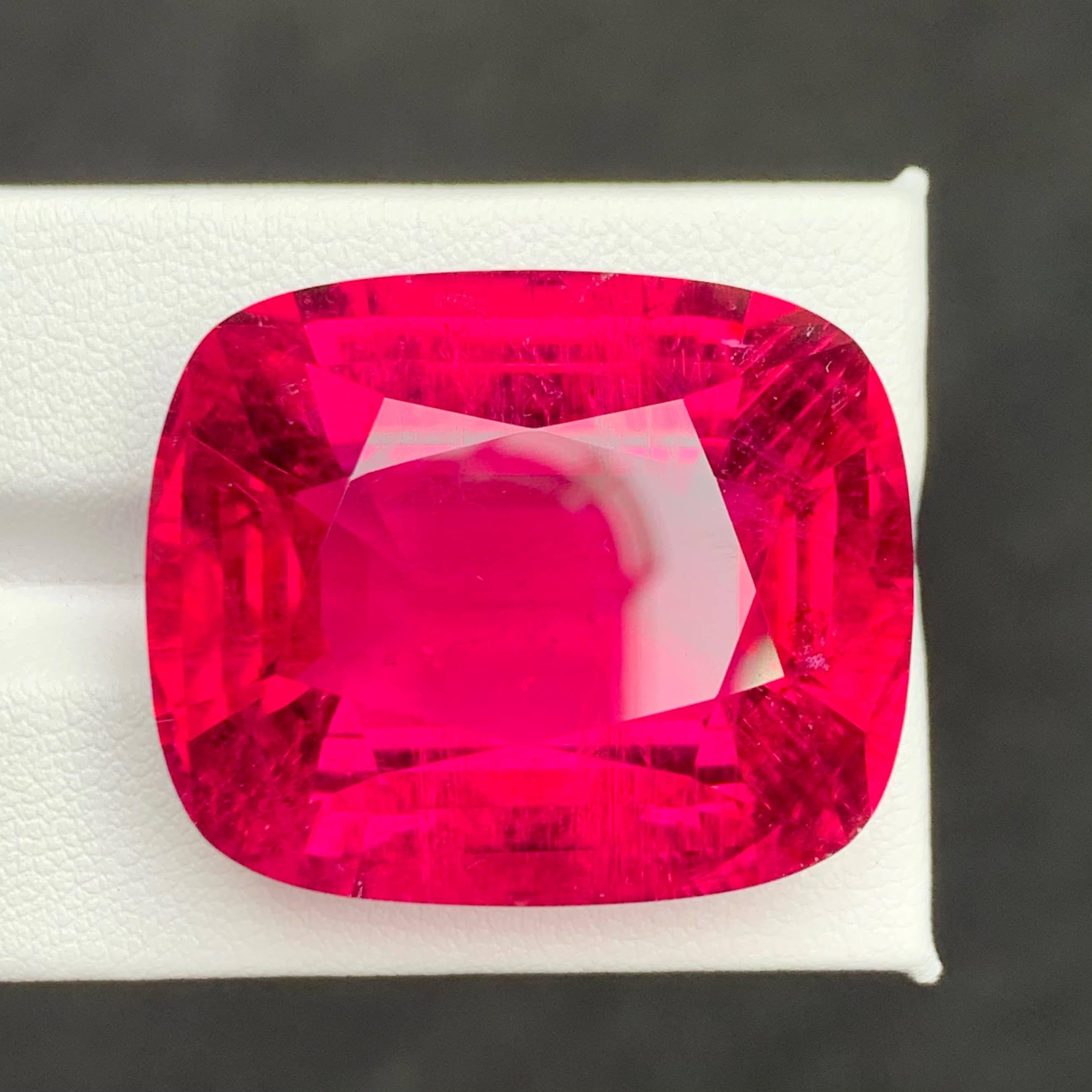 Peso 84,35 carati
Dimensioni 30,3x25,1x15,1 mm
Trattamento Nessuno 
Origine afgana 
Chiarezza VVS 
Forma taglio cuscino 




Questa tormalina rubellite mozzafiato da 84,35 carati è un capolavoro della natura, che mostra la qualità AAA con