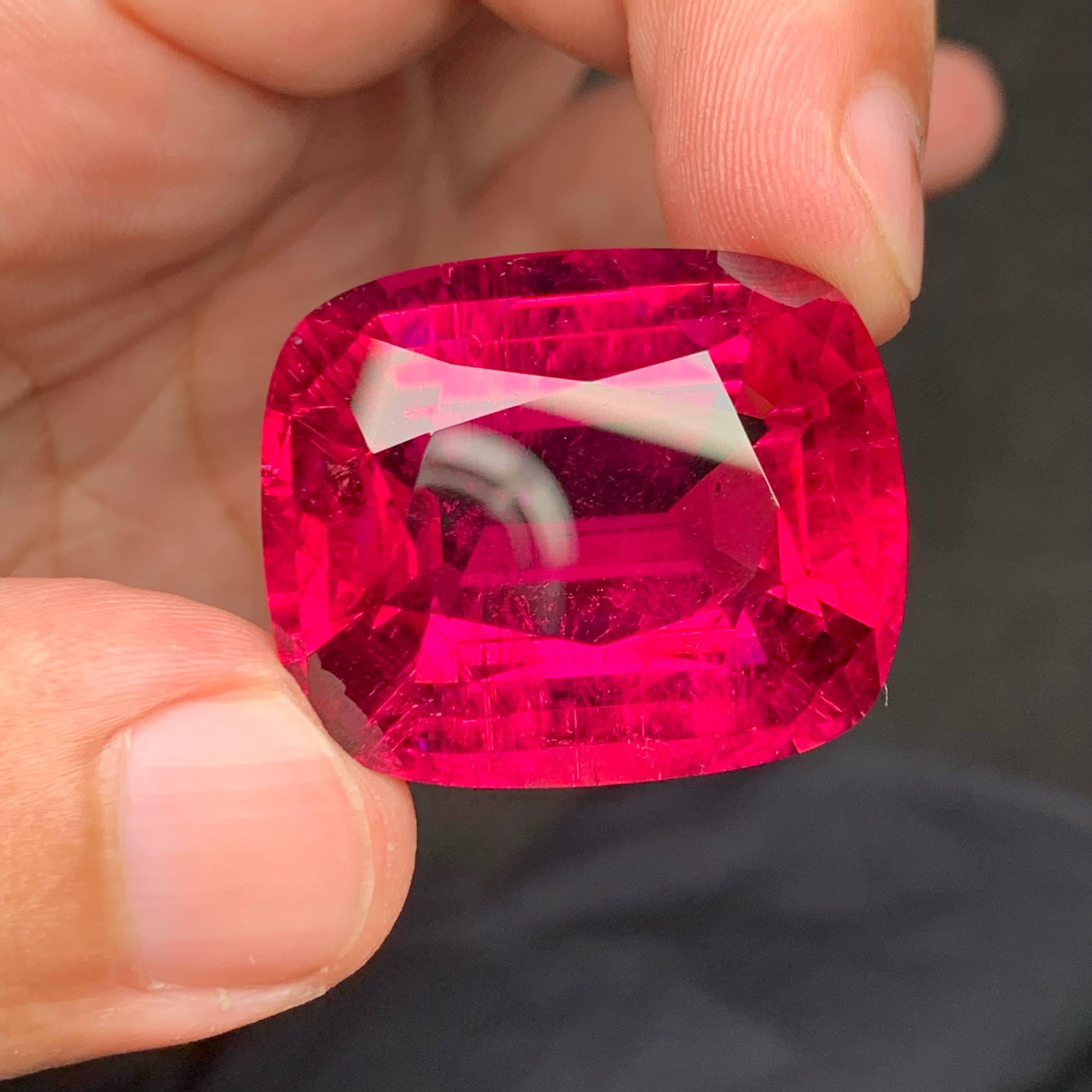 Moderno 84,35 Carati di tormalina rubellite sfusa di qualità AAA con taglio a cuscino Gemma afgana in vendita