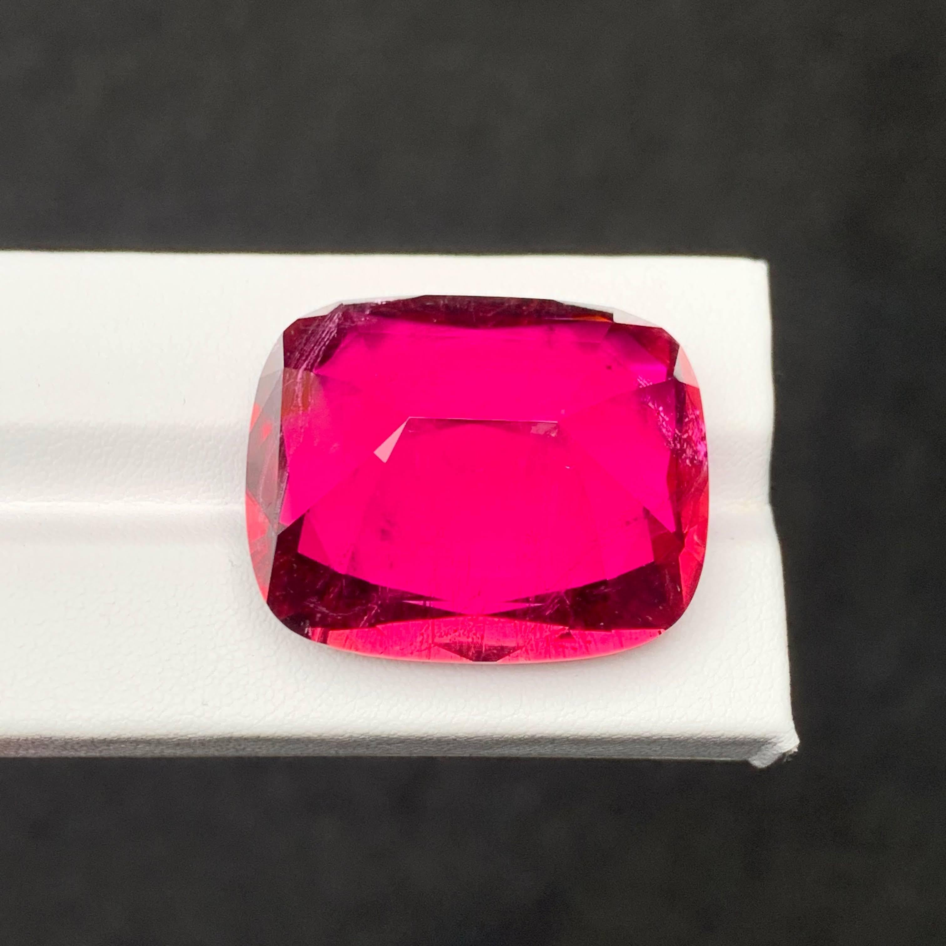 84,35 Carati di tormalina rubellite sfusa di qualità AAA con taglio a cuscino Gemma afgana In condizioni Nuovo in vendita a Bangkok, TH
