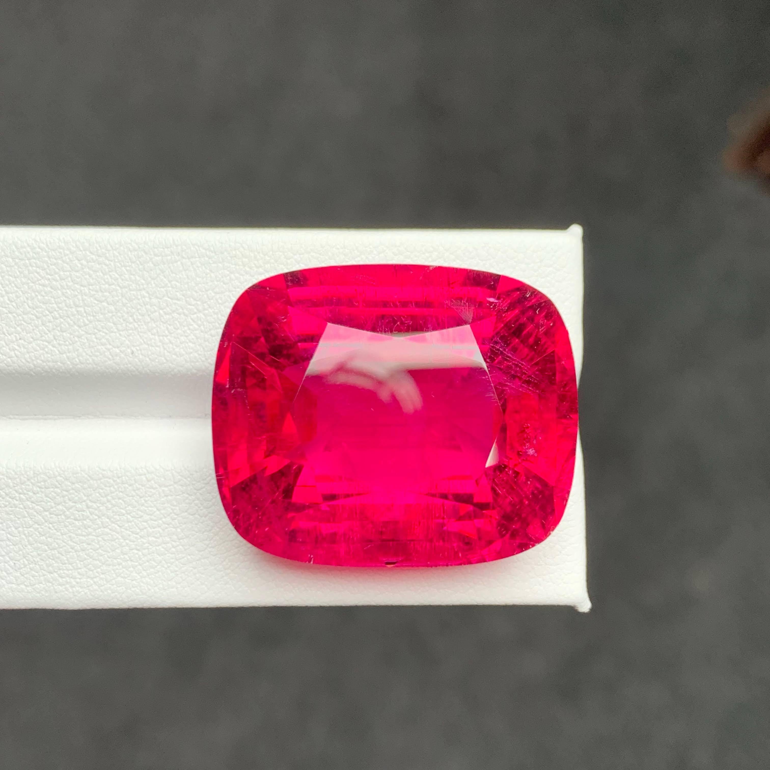 84,35 Carati di tormalina rubellite sfusa di qualità AAA con taglio a cuscino Gemma afgana in vendita 1