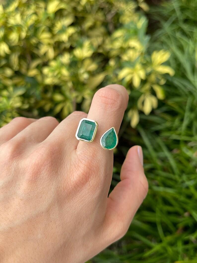 8,43tcw 18K Dunkelgrüner Smaragd Toi et Moi Ring - Smaragd & Birnenschliff Lünette Set im Zustand „Neu“ im Angebot in Jupiter, FL