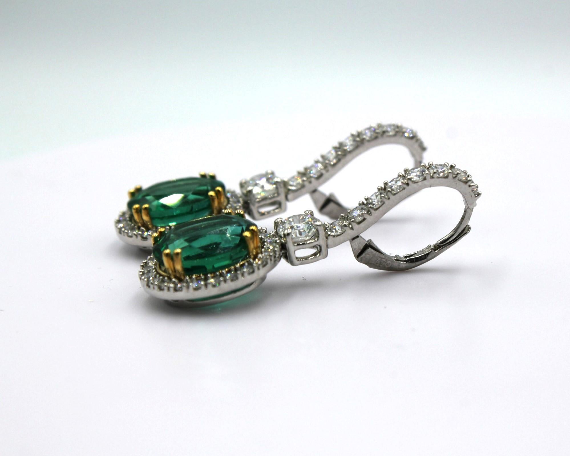 8,44 Karat Smaragd & Diamant-Ohrring Damen im Angebot