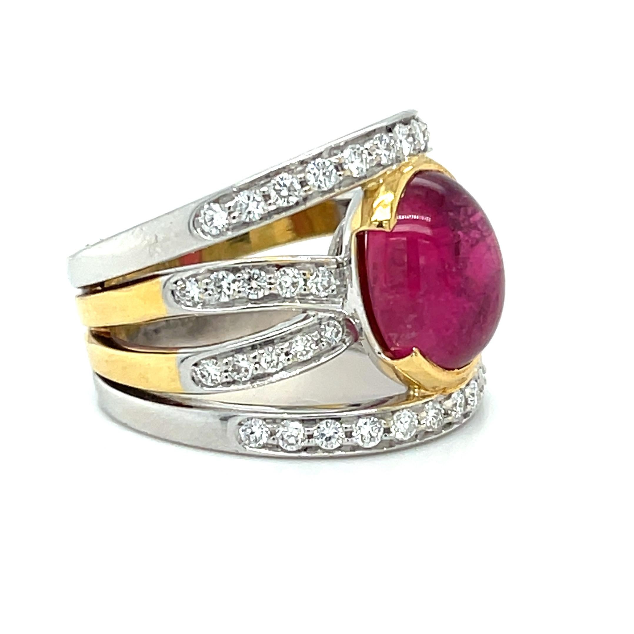 Ring aus 18 Karat Gold mit 8,44 Karat rosa Turmalin-Cabochon und Diamant (Kunsthandwerker*in) im Angebot