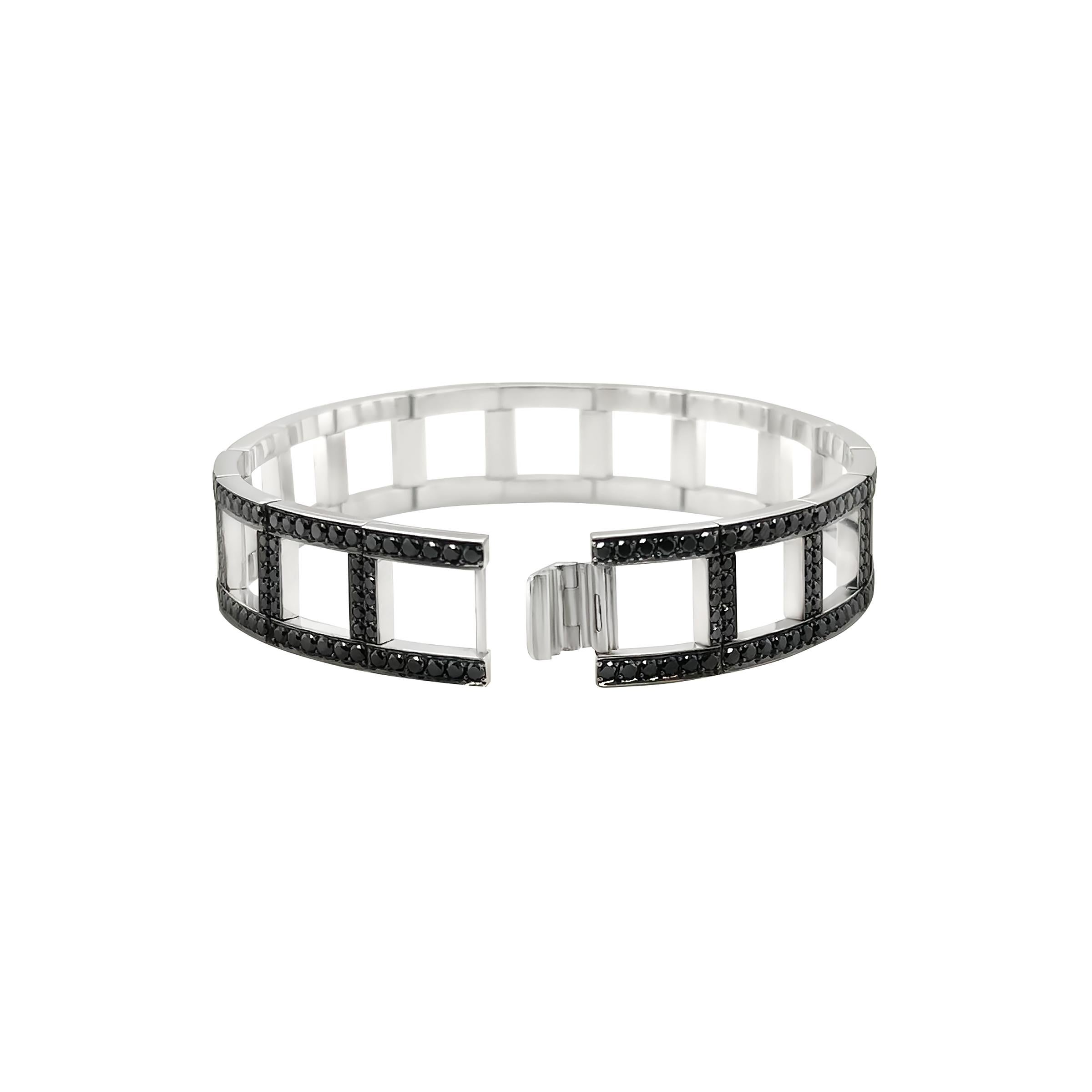 Dieses Black Diamond Link Armband ist der Inbegriff von Luxus und Raffinesse und wurde für Sie und Ihn entworfen.

Dieses atemberaubende Armband wurde fachmännisch aus 18 Karat Weißgold gefertigt und enthält 8,45 Karat natürliche schwarze Diamanten,