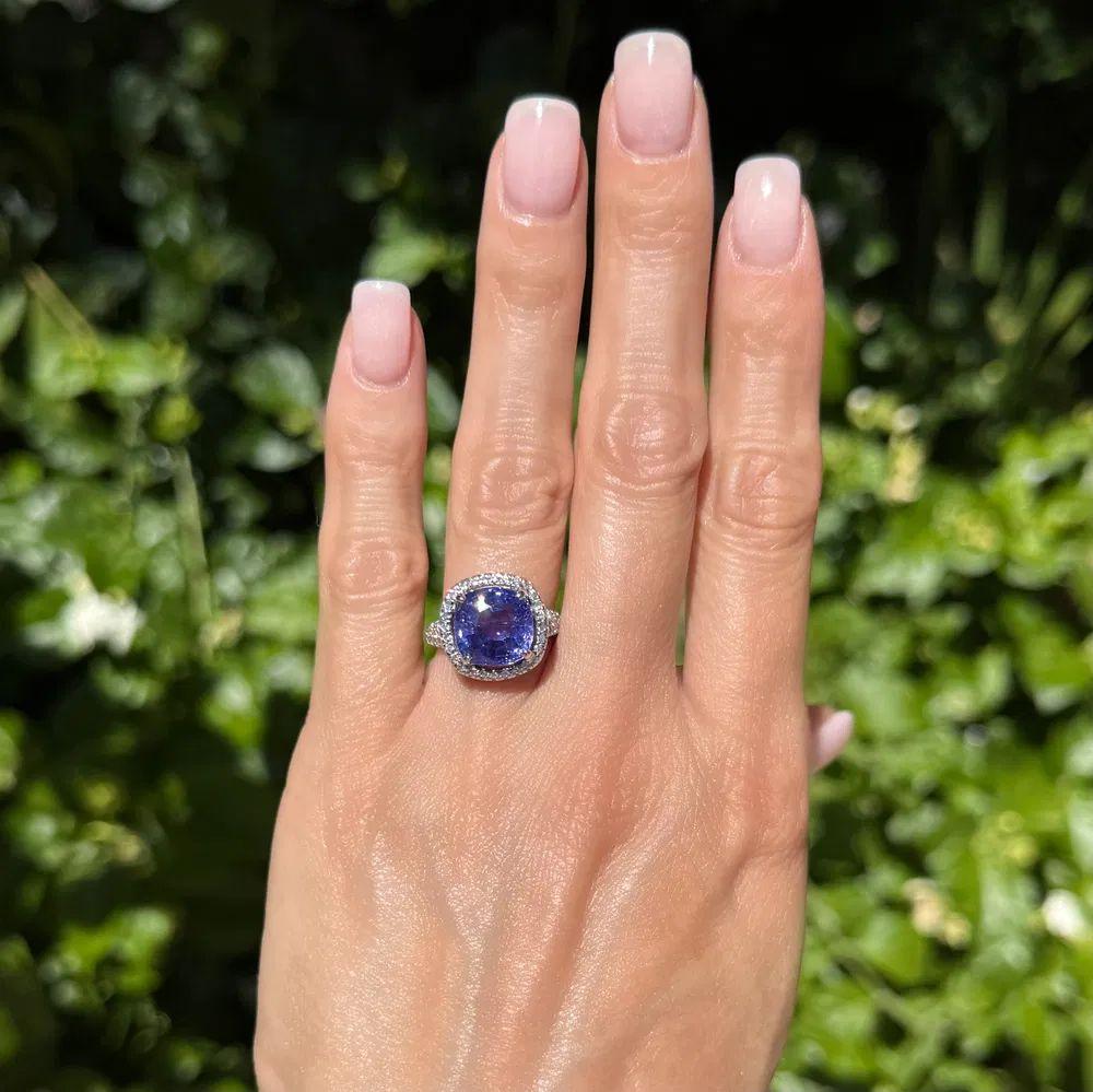 8,45 Karat Kissen lila NO HEAT Ceylon Saphir GIA und Diamant Gold Ring (Modernistisch) im Angebot