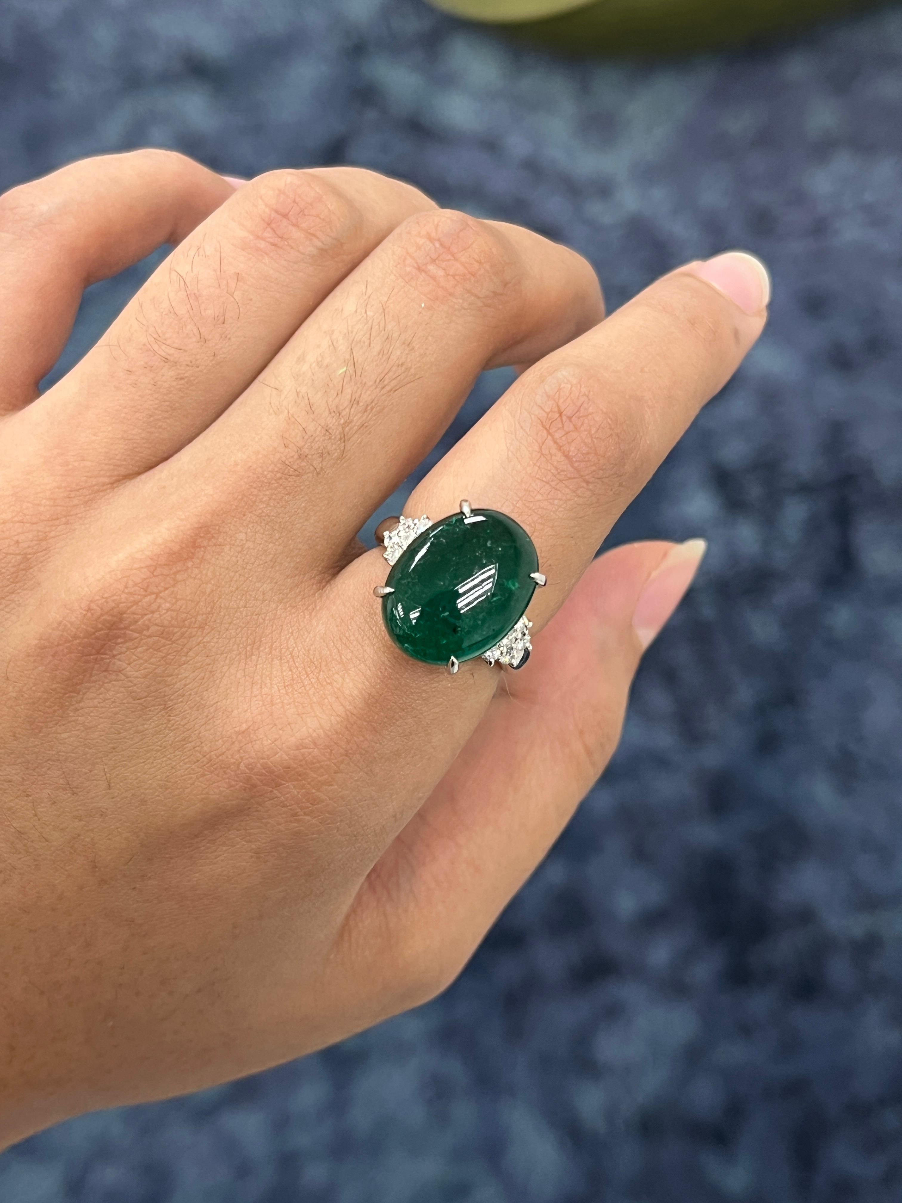 Luxuriös, lebendig und exquisit gearbeitet - dieser 8,45 Karat Smaragd-Cocktailring ist ein wahres Statement zeitloser Eleganz.
Der in 9,26 Gramm hochwertigem PT900-Platin gefasste Smaragd in der Mitte strahlt in einem satten, lebhaften Grün, das