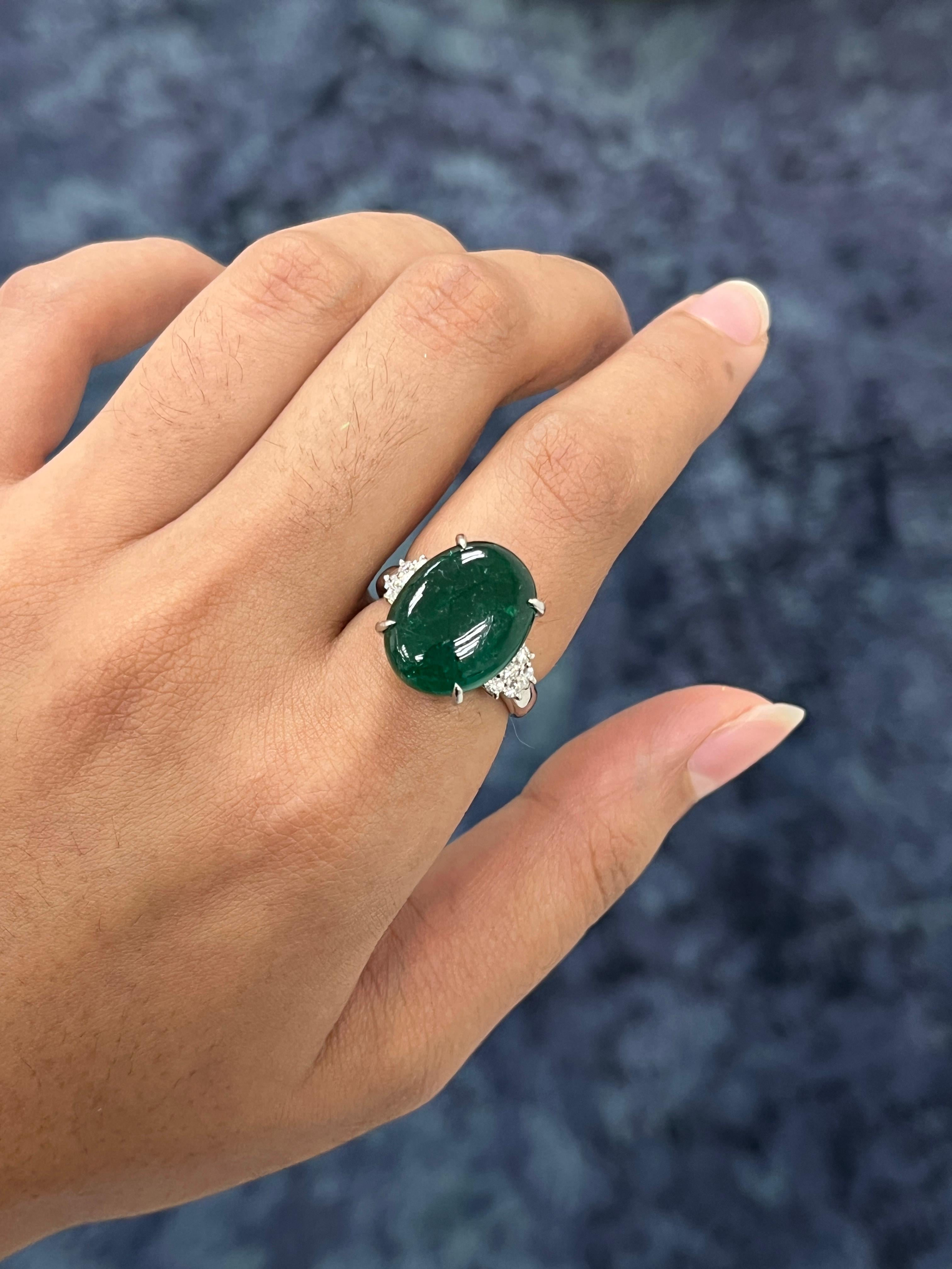 8,45 Karat Smaragd-Cocktailring in PT900 (Cabochon) im Angebot