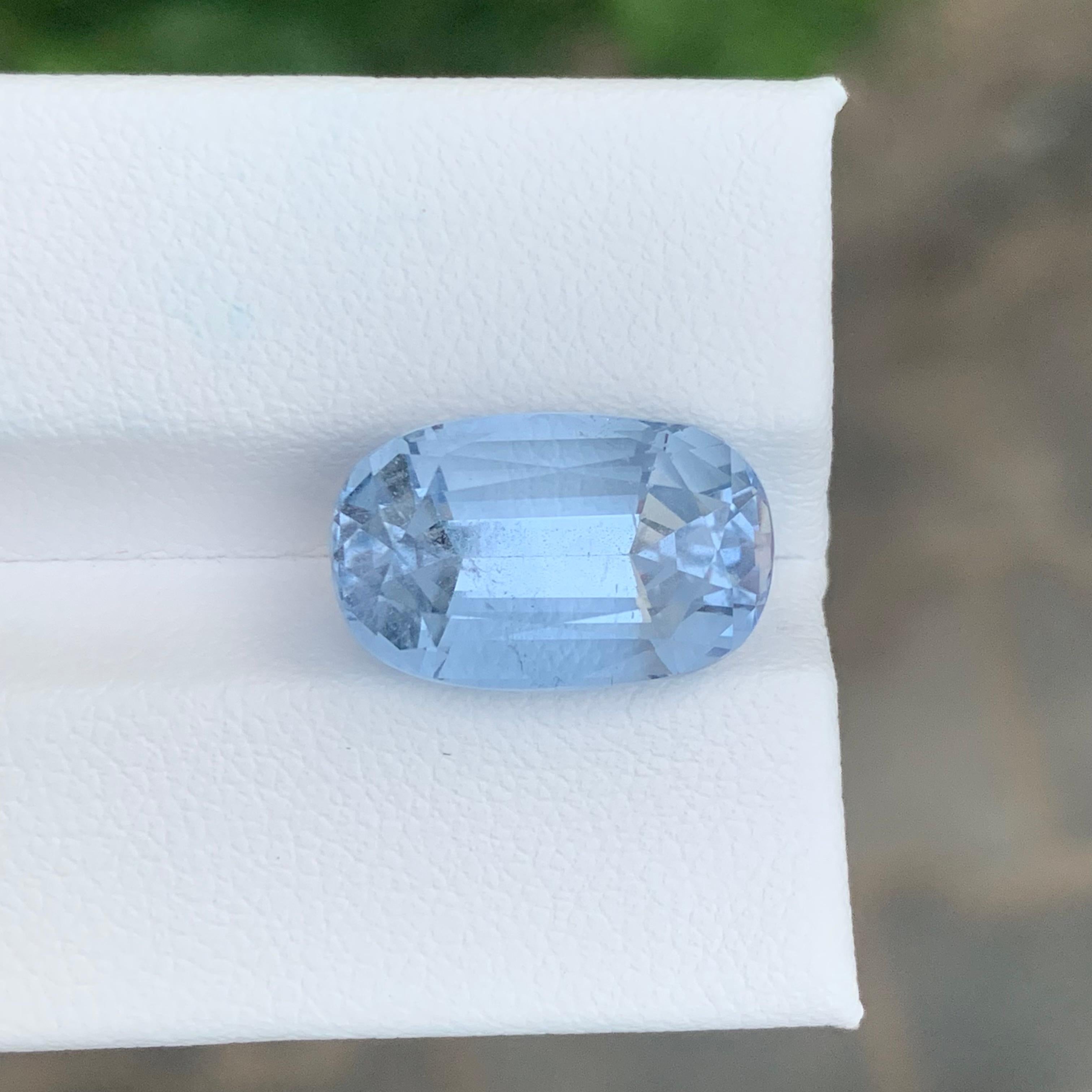 Taille ovale Pierre précieuse aigue-marine Goshenite de forme coussin longue et naturelle de 8,45 carats en vente