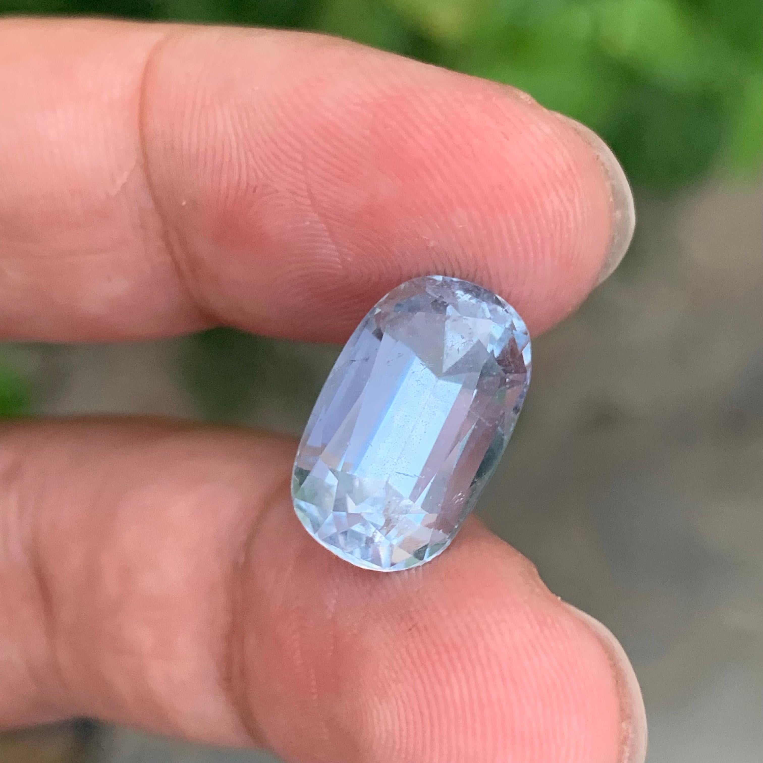 Pierre précieuse aigue-marine Goshenite de forme coussin longue et naturelle de 8,45 carats Unisexe en vente