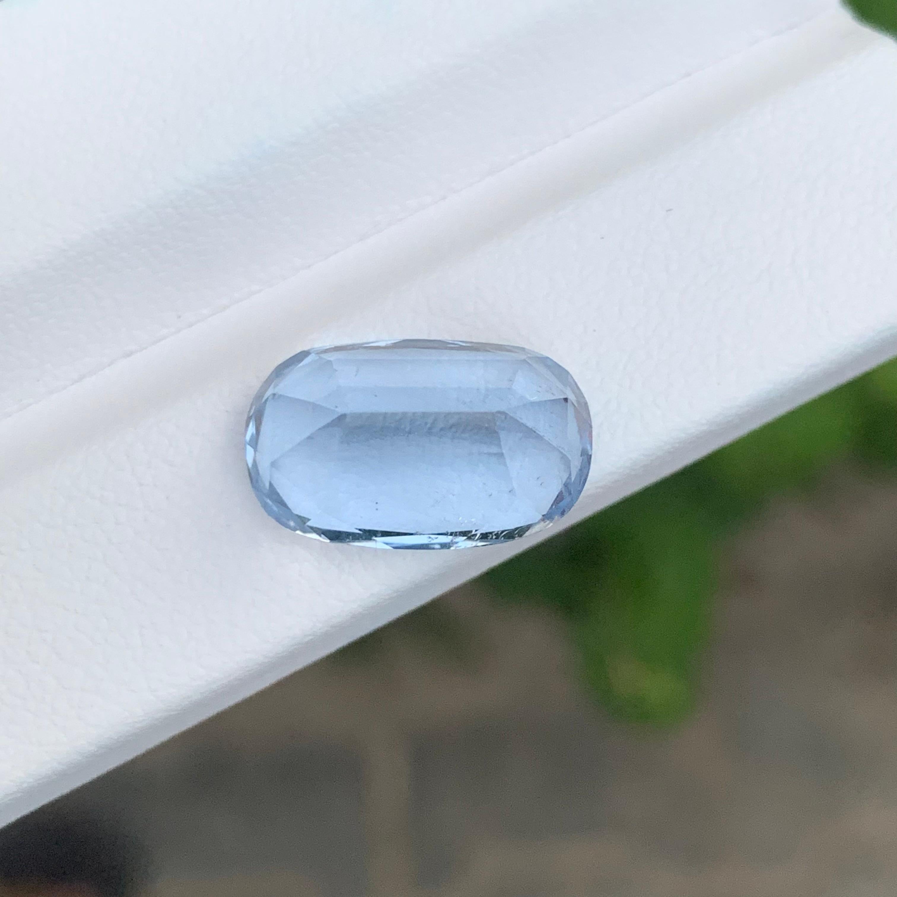 Pierre précieuse aigue-marine Goshenite de forme coussin longue et naturelle de 8,45 carats en vente 1