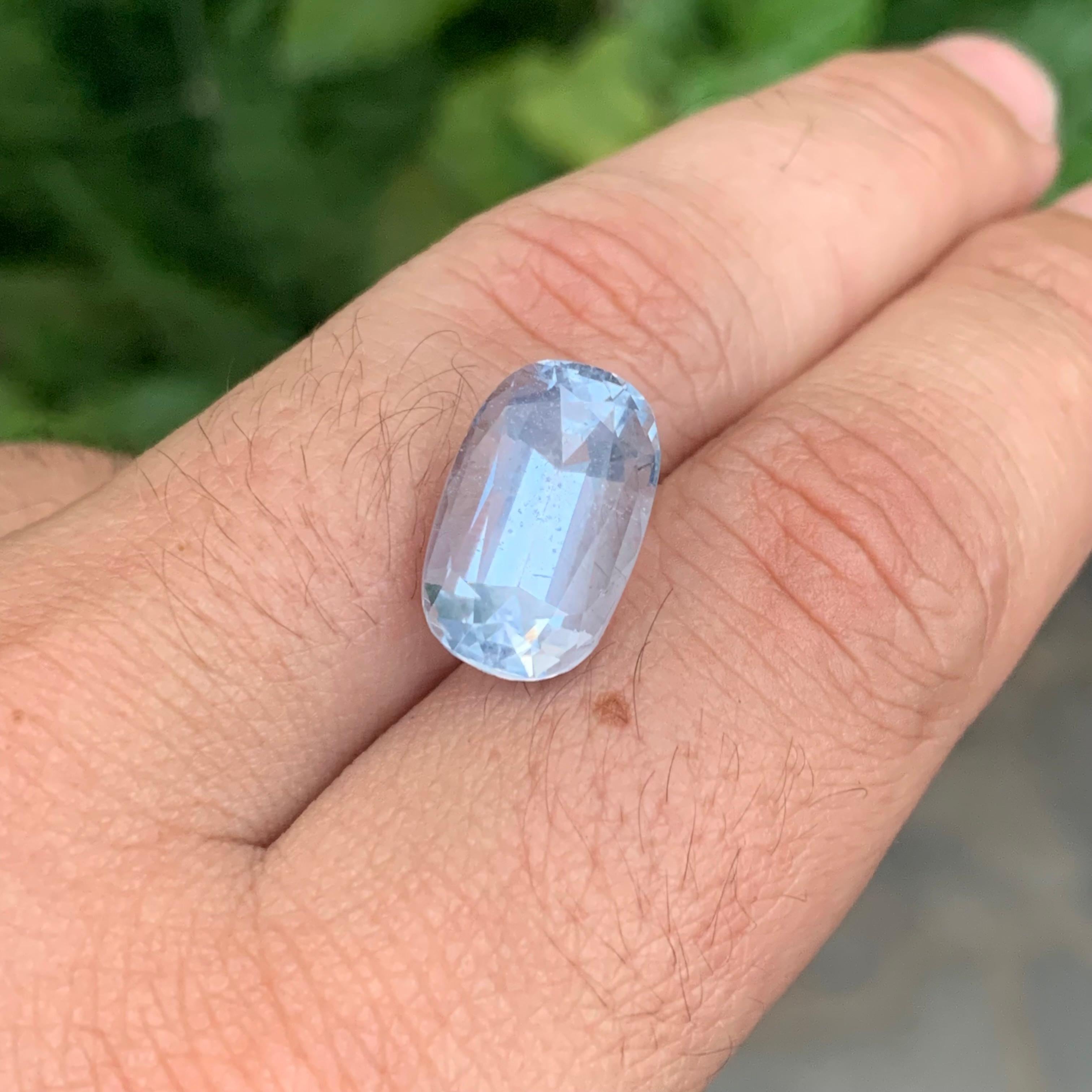 Pierre précieuse aigue-marine Goshenite de forme coussin longue et naturelle de 8,45 carats en vente 2
