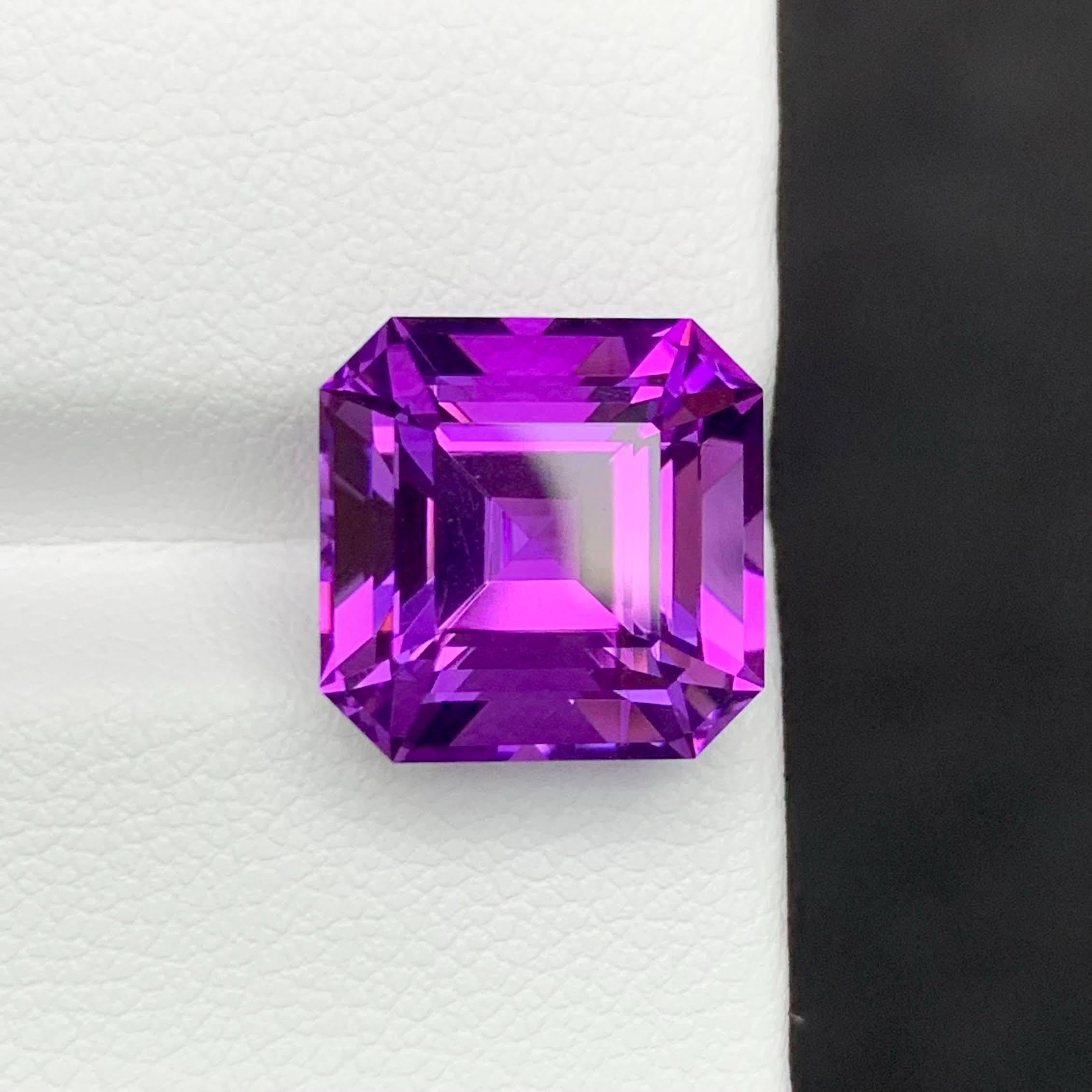 Peso 8,45 quilates 
Dimensiones 11,9x11,9x9,3 mm
Tratamiento Ninguno 
Origen Brasil 
Claridad Loup Clean 
Cortadora de formas 




Experimenta la elegancia de esta Amatista Púrpura Real Natural Suelta de 8,45 quilates, magistralmente elaborada en