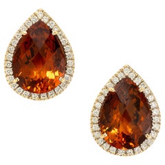 Boucles d'oreilles en or jaune avec citrine poire de 8,45 carats et halo de diamants