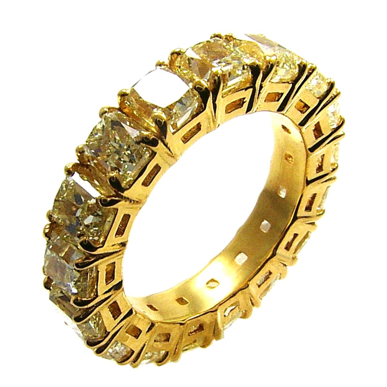 Taille radiant Bague d'éternité en or 18 carats avec diamant jaune radiant fantaisie à griffes superposées de 8,45 carats en vente