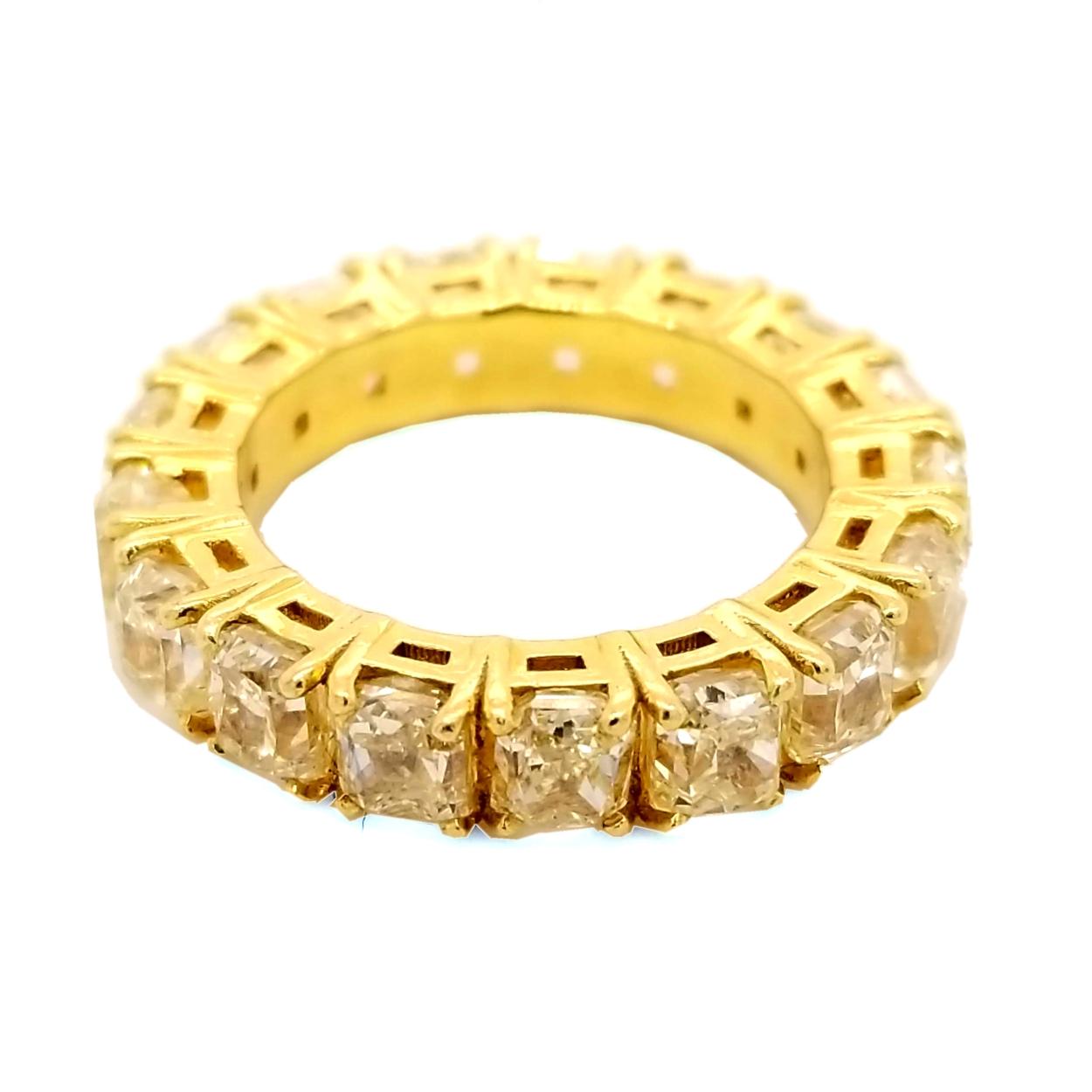Bague d'éternité en or 18 carats avec diamant jaune radiant fantaisie à griffes superposées de 8,45 carats Pour femmes en vente