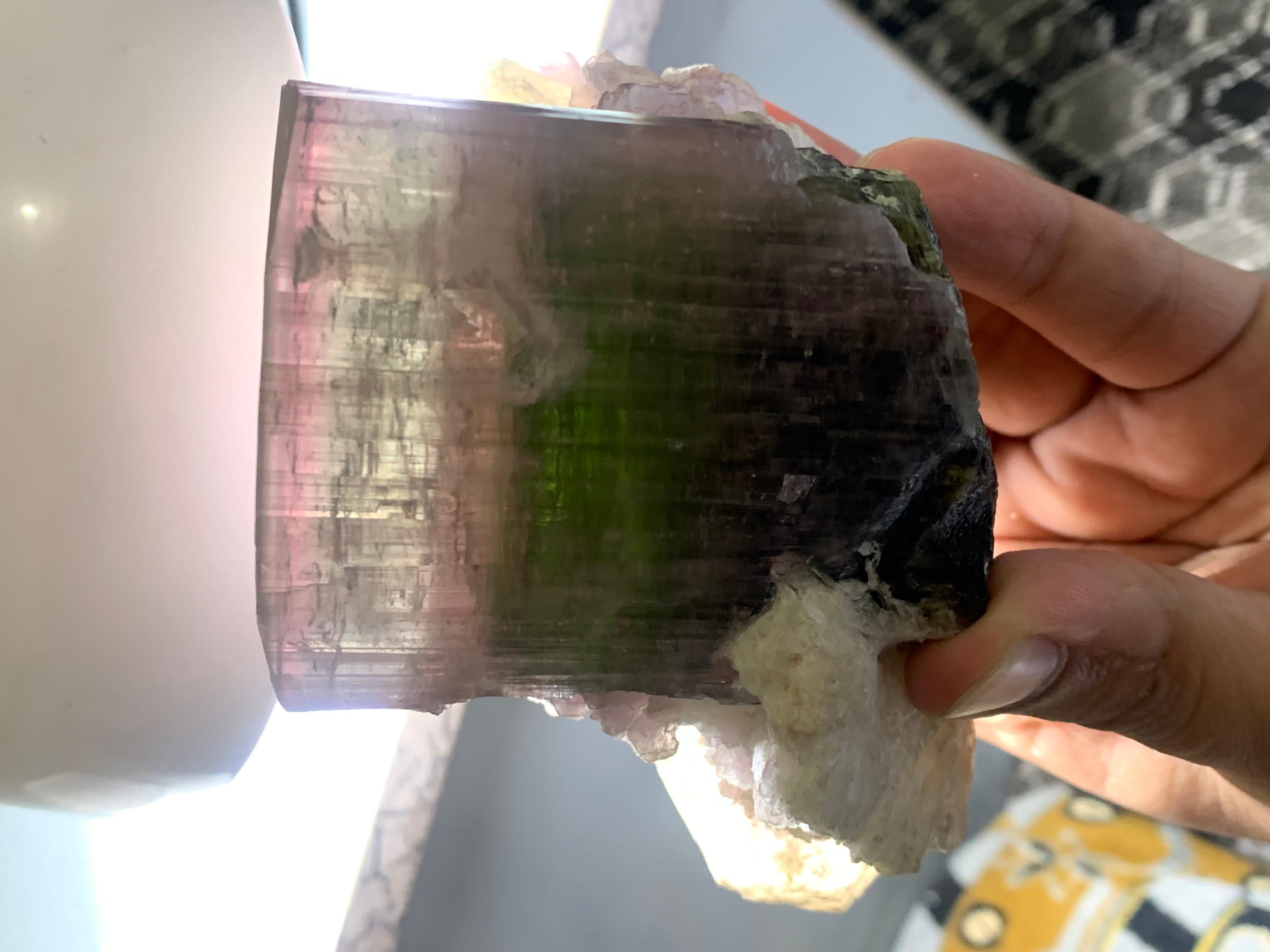 Cristal de roche 845 Grammes Merveilleux Spécimen de Tourmaline Tricolore avec Gros Quartz et Fluorite en vente