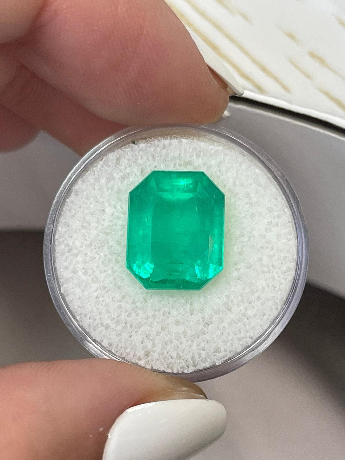 Stein: Smaragd
Gewicht: 8,46 Karat
Form: Smaragd-Schliff
Klarheit: Transparent
Lüster: Sehr gut
Farbe: Gelblich grün
Abmessungen: 13,16 mm x 10,65 mm x 7,99 mm
Geografische Herkunft: Kolumbien
Behandlung: Natürlich, Ölen

Bemerkungen: Aufgrund der